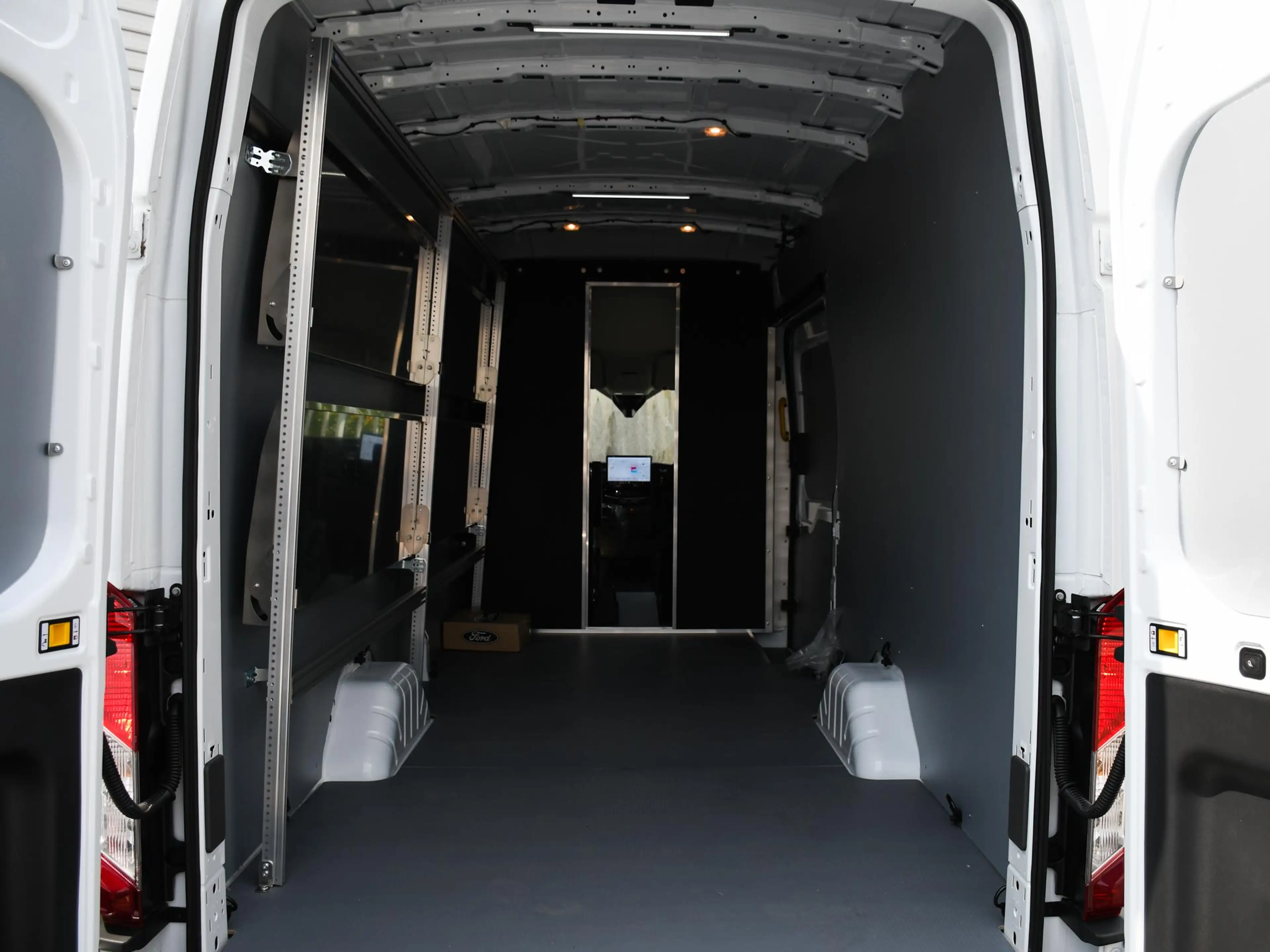 Ford E-Transit 350 L4H3 Trend 68 kWh 184pk Automaat 360° CAM. | A — photo 15