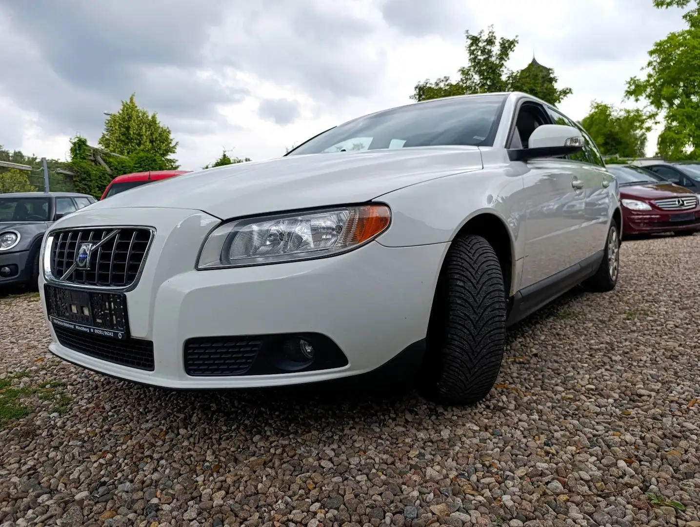 Volvo V70 -AUTOMATIK-LEDER-KLIMA-SHZG-TÜV-11/26-AHK-ALU Weiß - 2