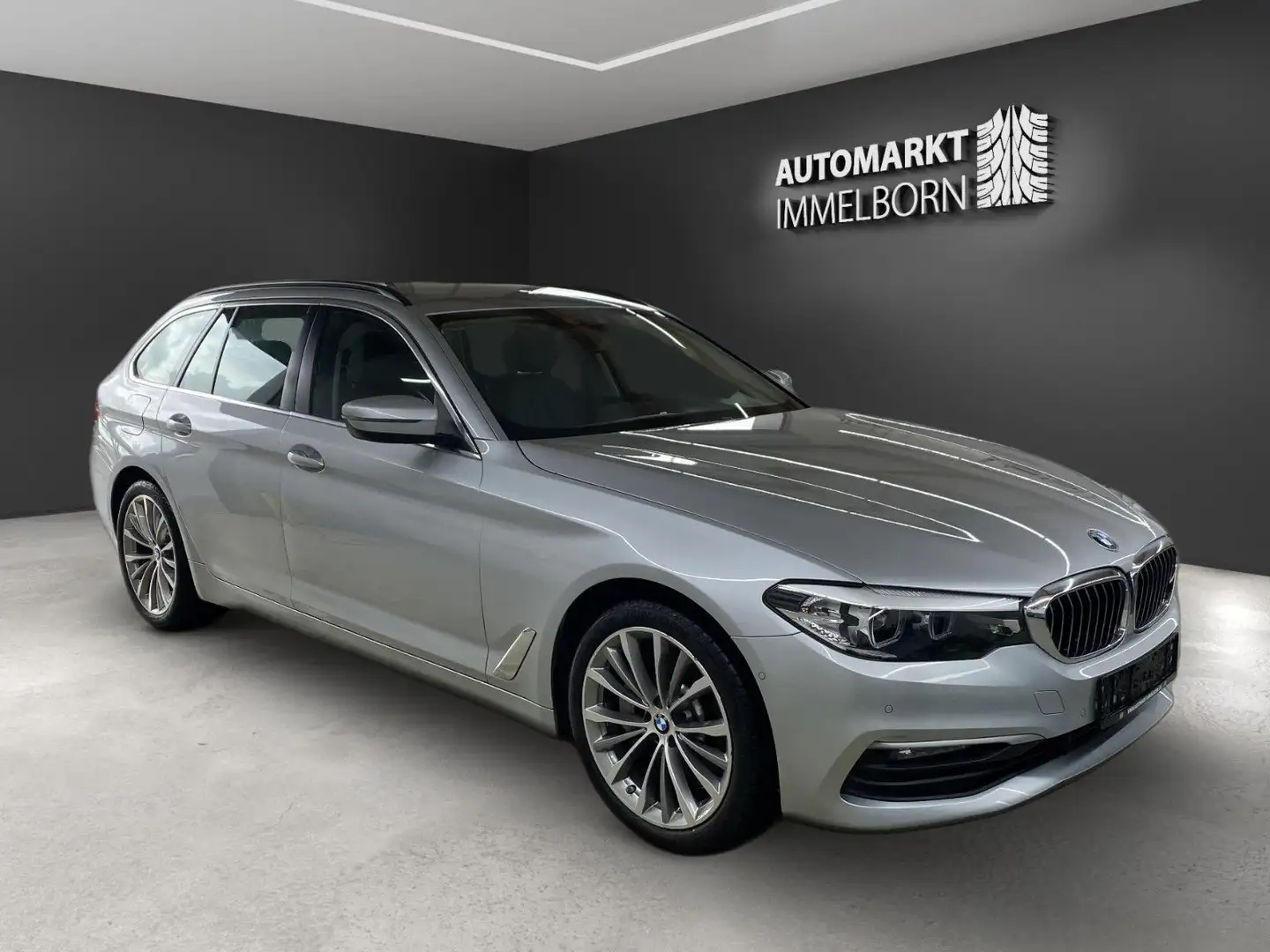 BMW 530 d LiveCockpit*Navi*LED*Leder*Kame*Luftf*19LM Срібний - 1