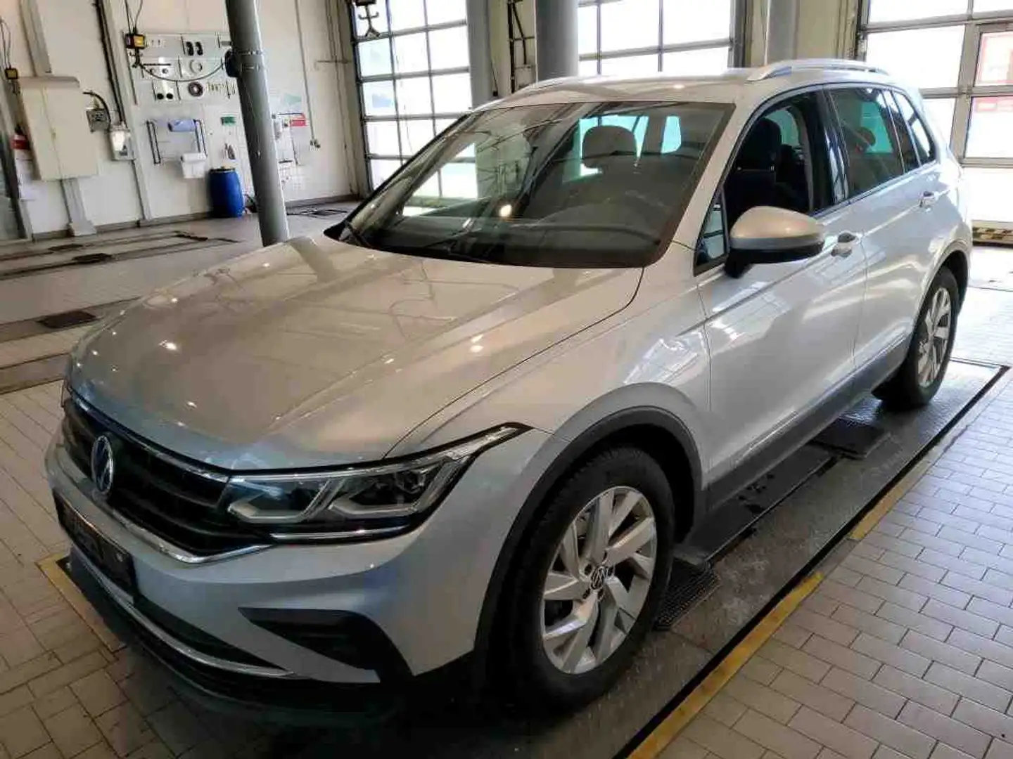 Volkswagen Tiguan Active TSi DSG Standheizung / AHK / Matrix Silber - 2