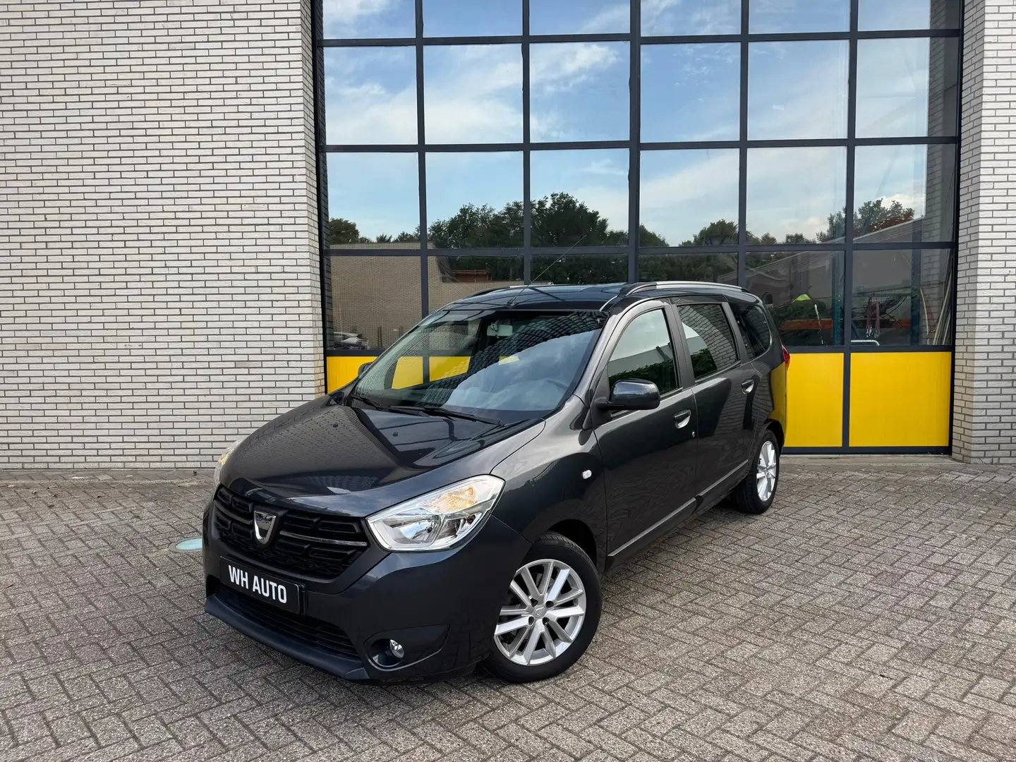 Dacia Lodgy 115Pk 1ste eigenaar 7P Tce Lauréate & Navi Grijs - 1