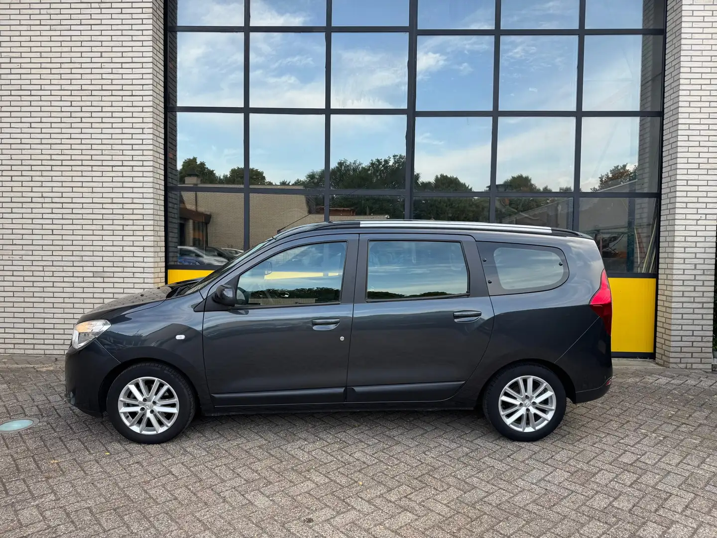 Dacia Lodgy 115Pk 1ste eigenaar 7P Tce Lauréate & Navi Grijs - 2