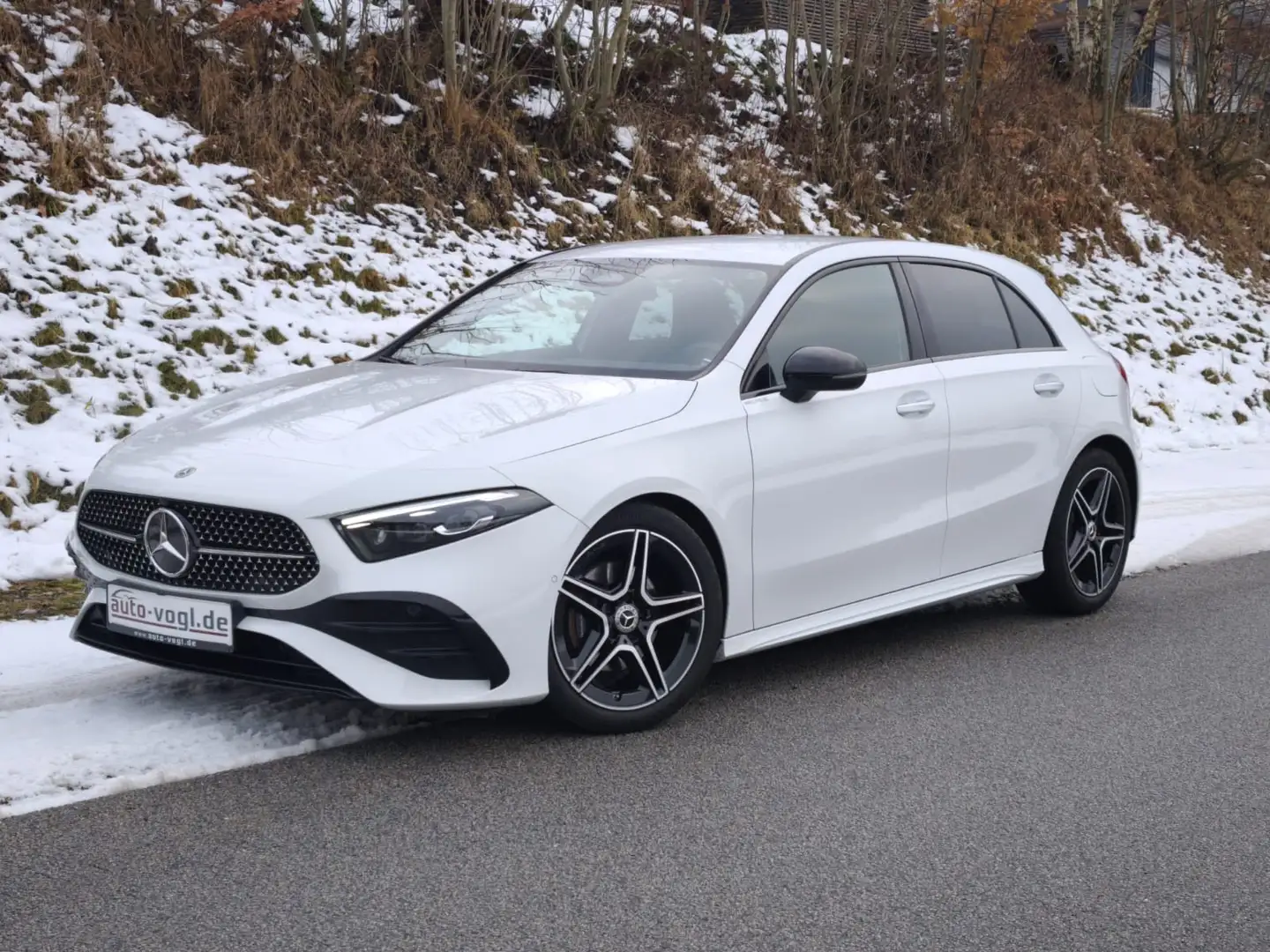 Mercedes-Benz A 180 7G-DCT AMG,Night,NavPre,MBeam,TotwA,KeyIG,Kamera Weiß - 1