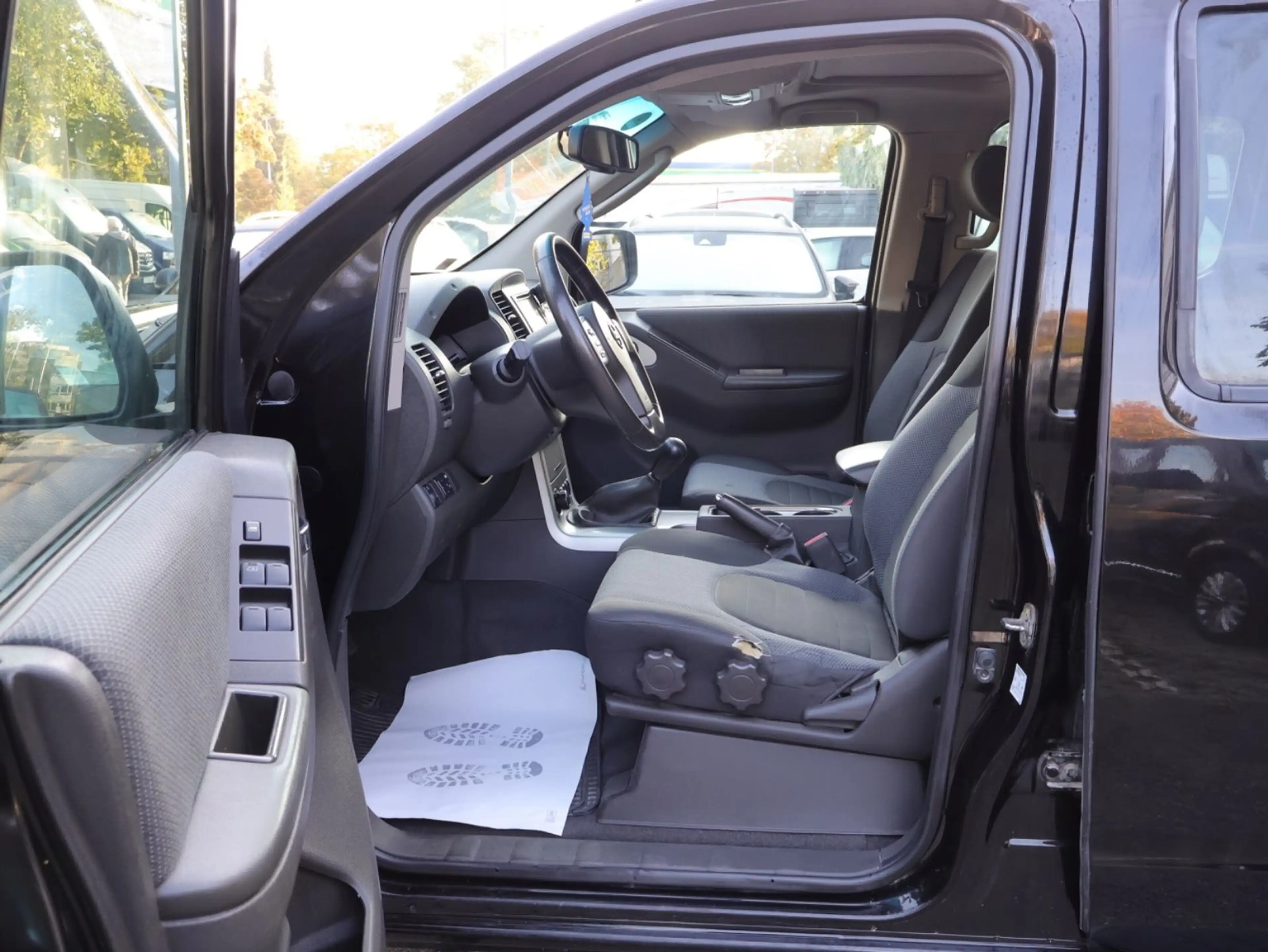 Nissan Navara Double Cab PLATINUM EVO 4X4 LB 2.5 dCi — photo 14