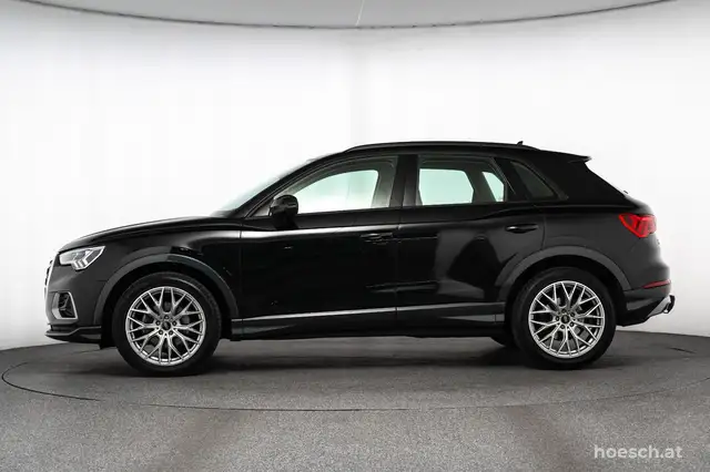 Audi Q3 view 3