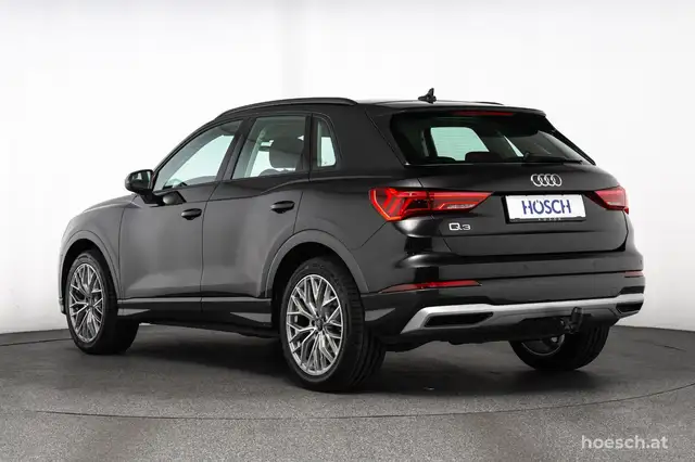 Audi Q3 view 4