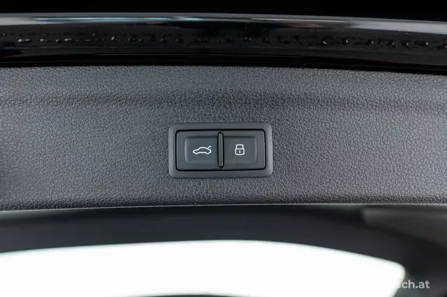 Audi Q3 view 9