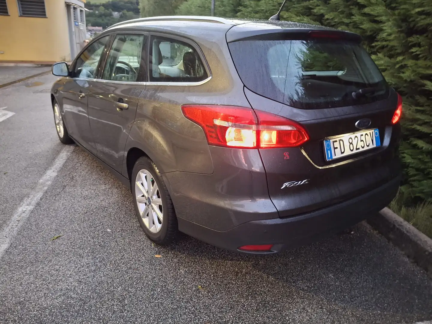 Ford Focus Focus SW 1.5 tdci Titanium Powershift 2 Šedá - 2