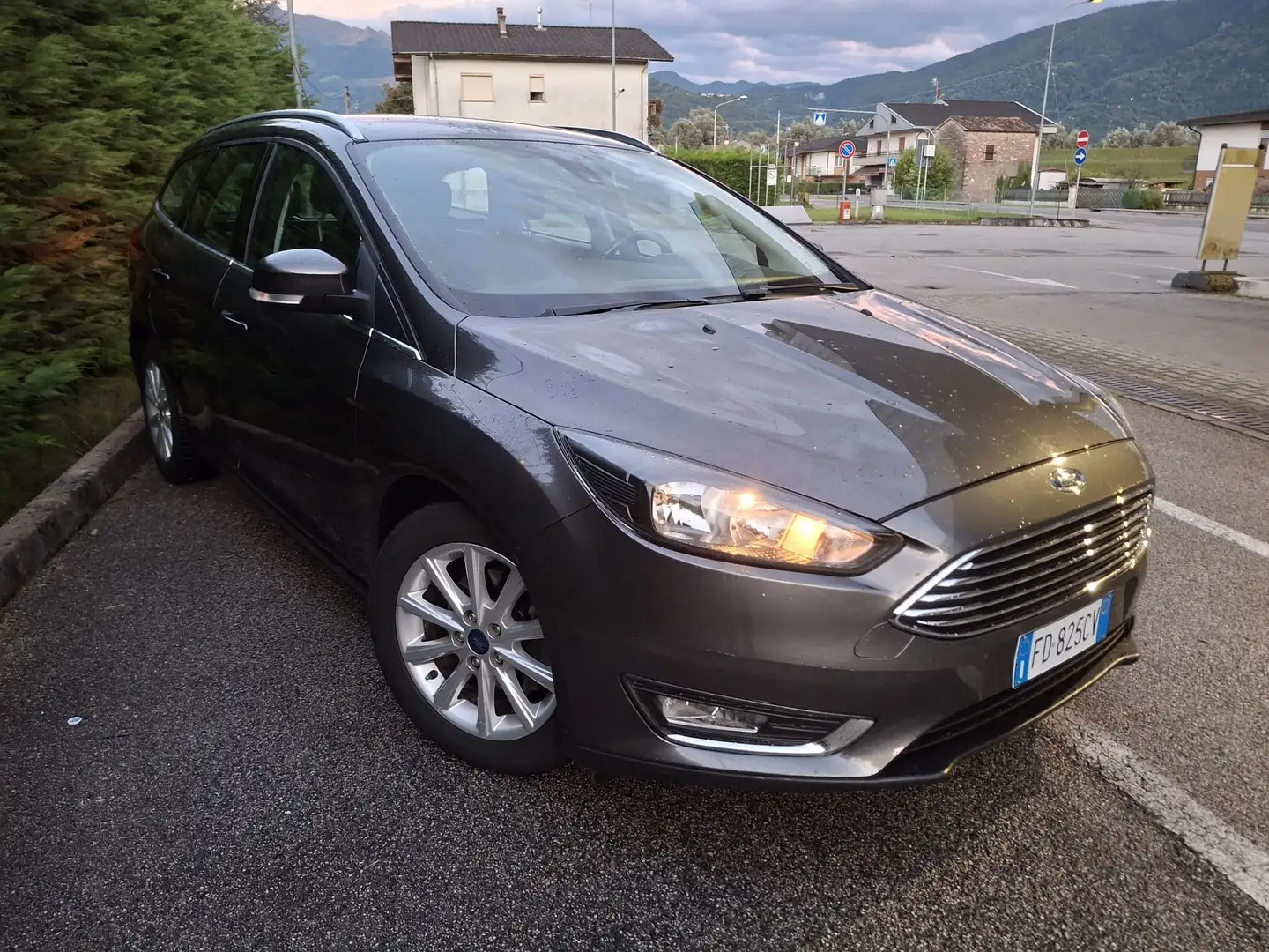 Ford Focus Focus SW 1.5 tdci Titanium Powershift 2 Šedá - 1