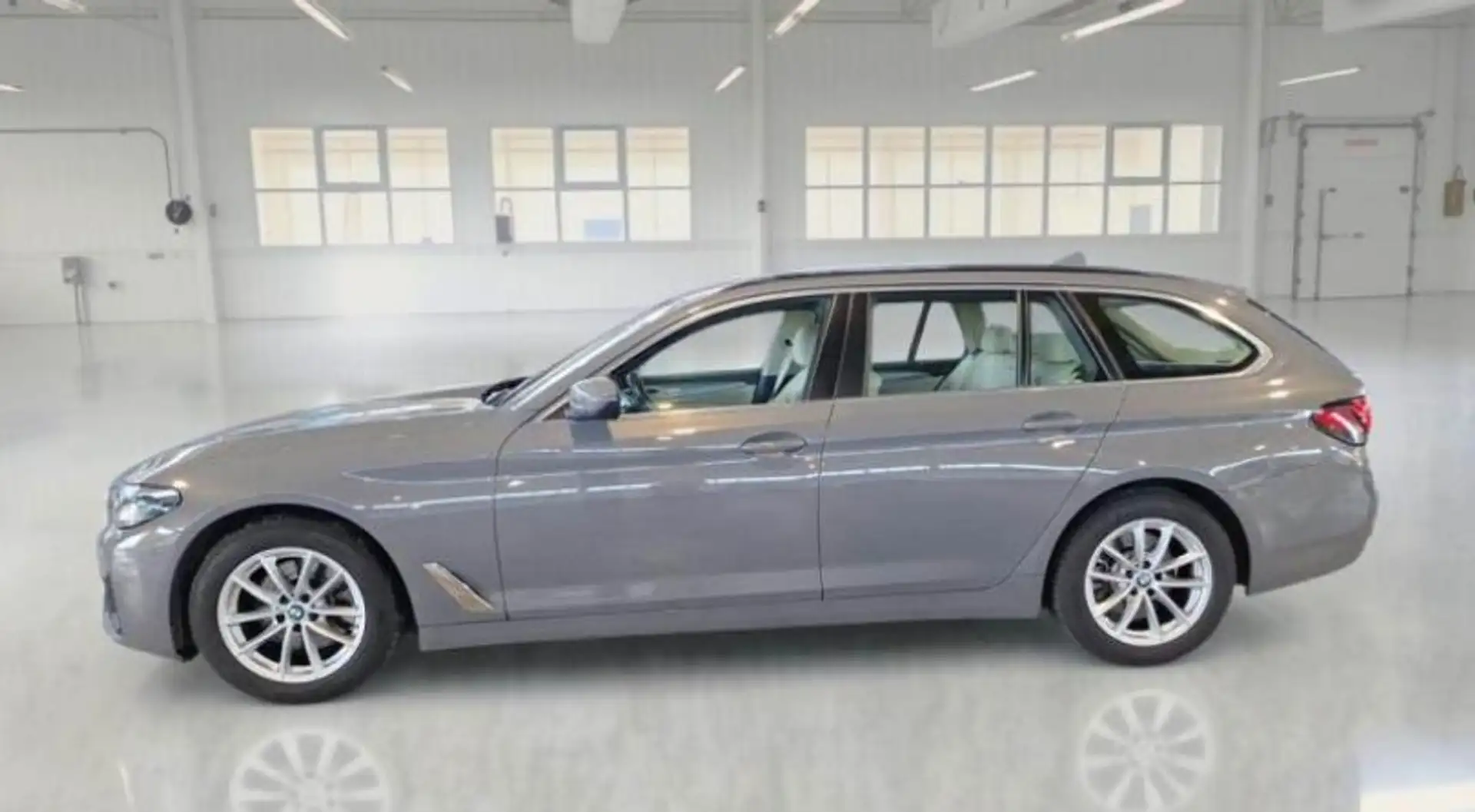 BMW 520 Touring mhev 48V xdrive Business auto Grigio - 2