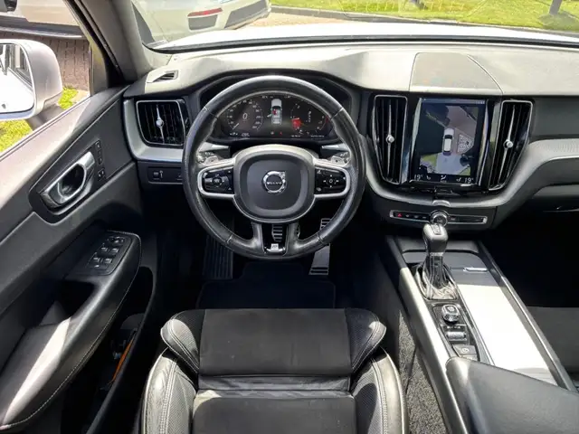 Volvo XC60 view 9