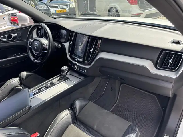 Volvo XC60 view 11