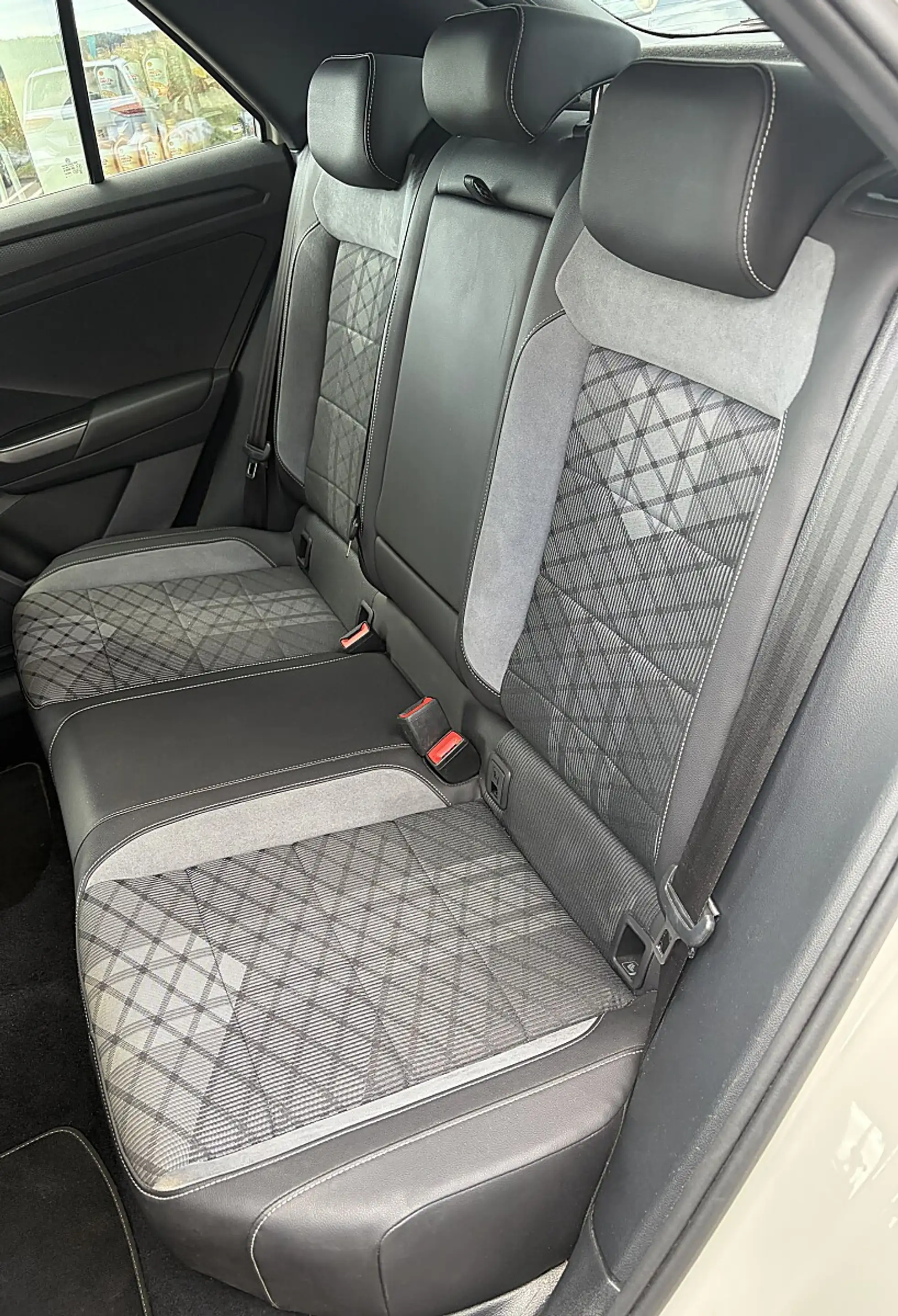 Volkswagen T-Roc 1,0 TSI R-Line — photo 11