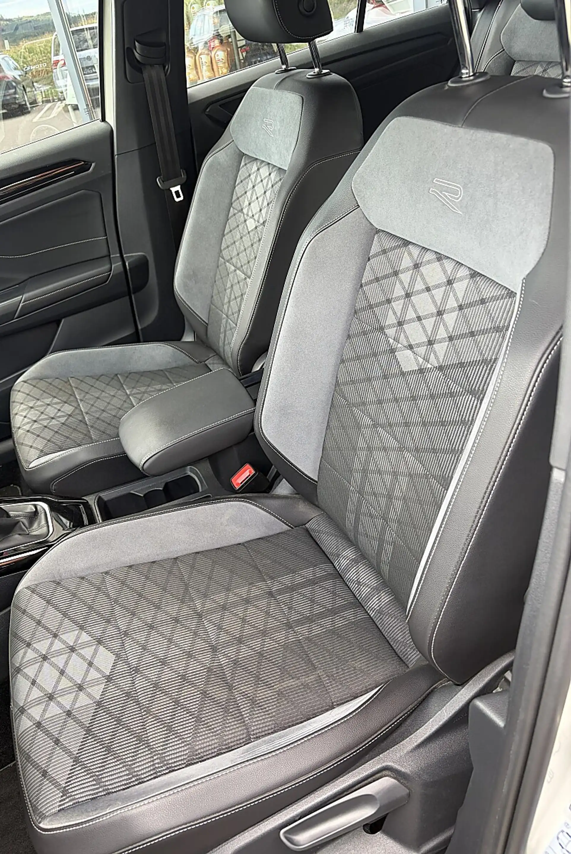 Volkswagen T-Roc 1,0 TSI R-Line — photo 10
