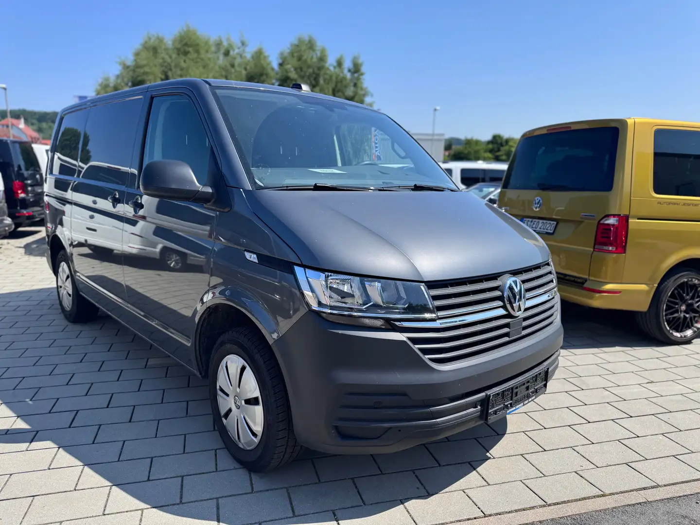 Volkswagen T6.1 Transporter DSG/AHK/Luftstandheizung/Kamera/Heckklappe/Schrank Grau - 2