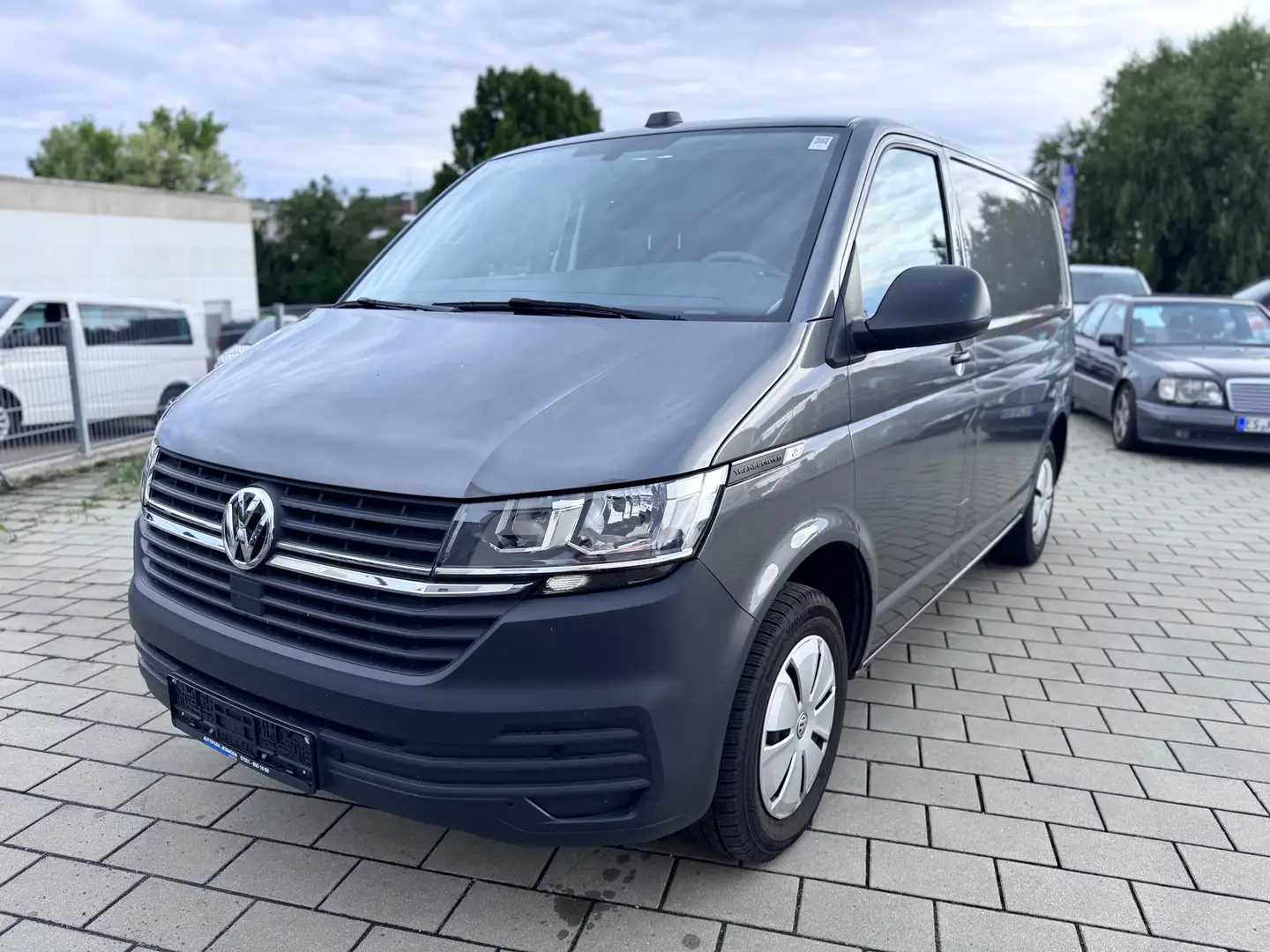 Volkswagen T6.1 Transporter DSG/AHK/Tempomat/Navi/Kamera/Heckklappe/Schrank Gris - 1