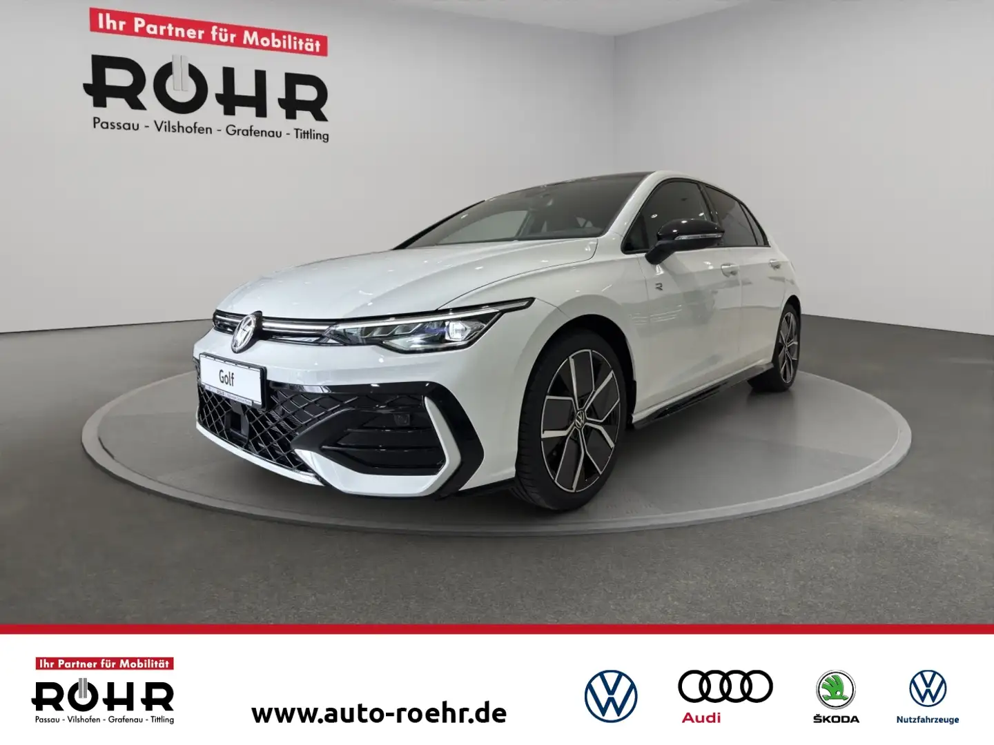 Volkswagen Golf VIII R-Line (BlackStyle/AHK/Business) 1.5 l eTSI 7 Schwarz - 1