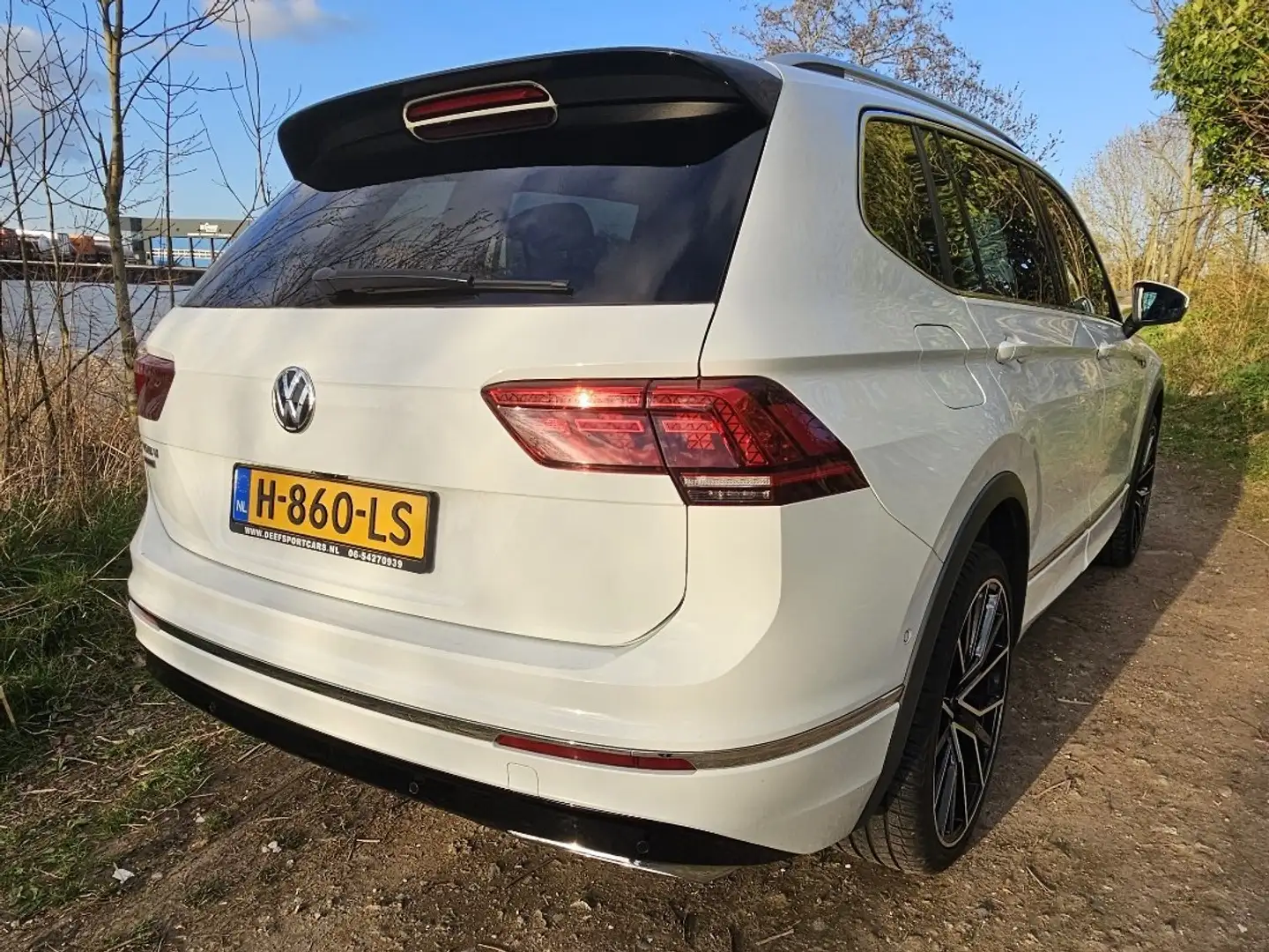 Volkswagen Tiguan AllSpace 1.5 TSI HL Bus R 7p. Wit - 2
