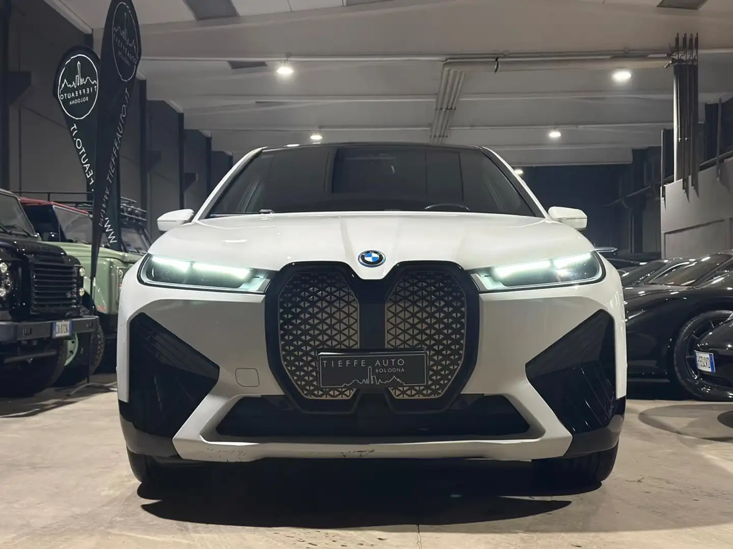 BMW iX xDrive40 Pacchetto Sportivo Bianco - 2
