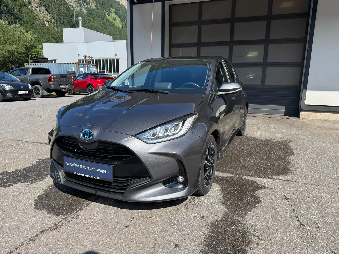 Toyota Yaris 1,5 VVT-i Hybrid Design Grau - 1