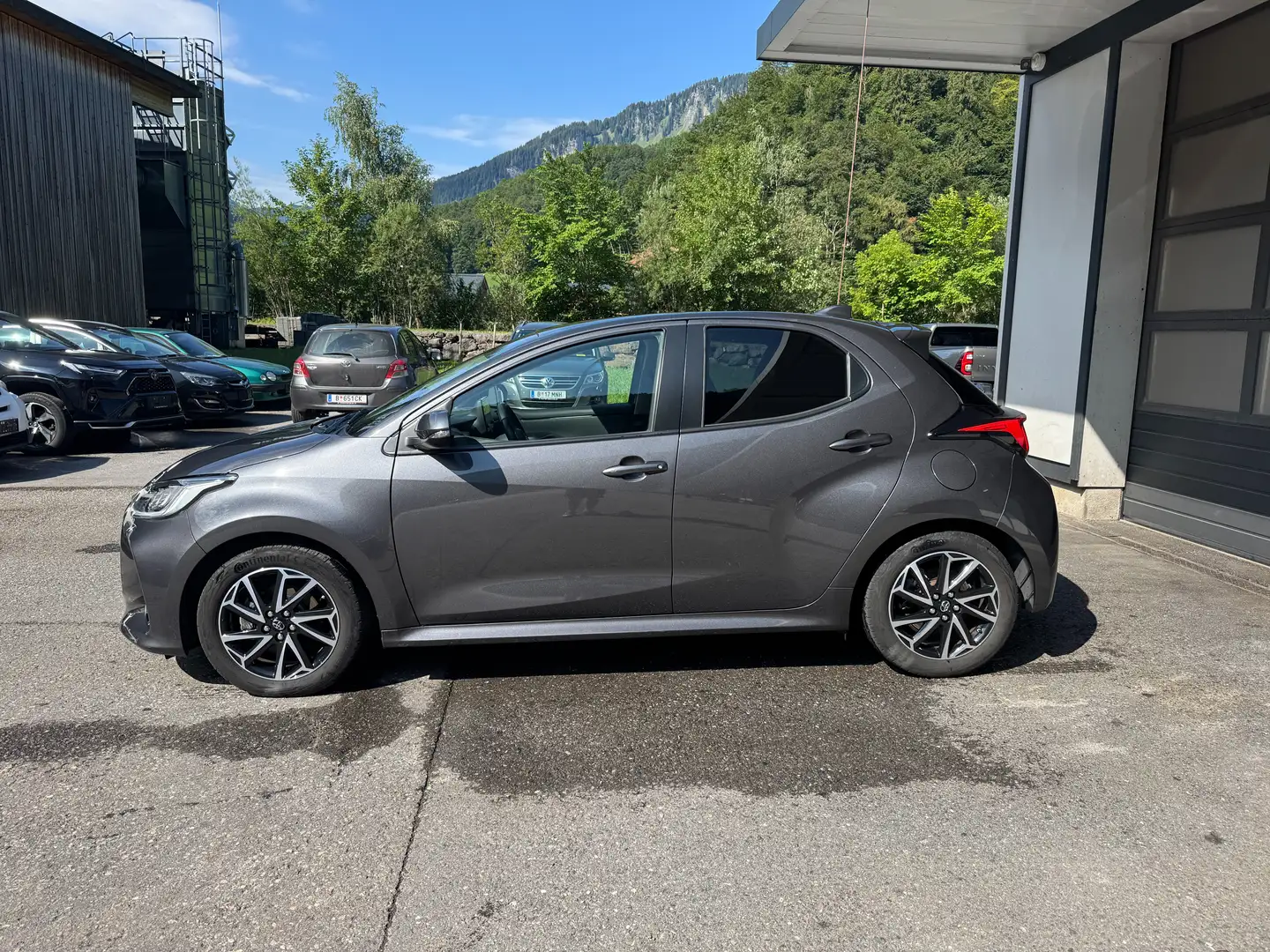 Toyota Yaris 1,5 VVT-i Hybrid Design Grau - 2