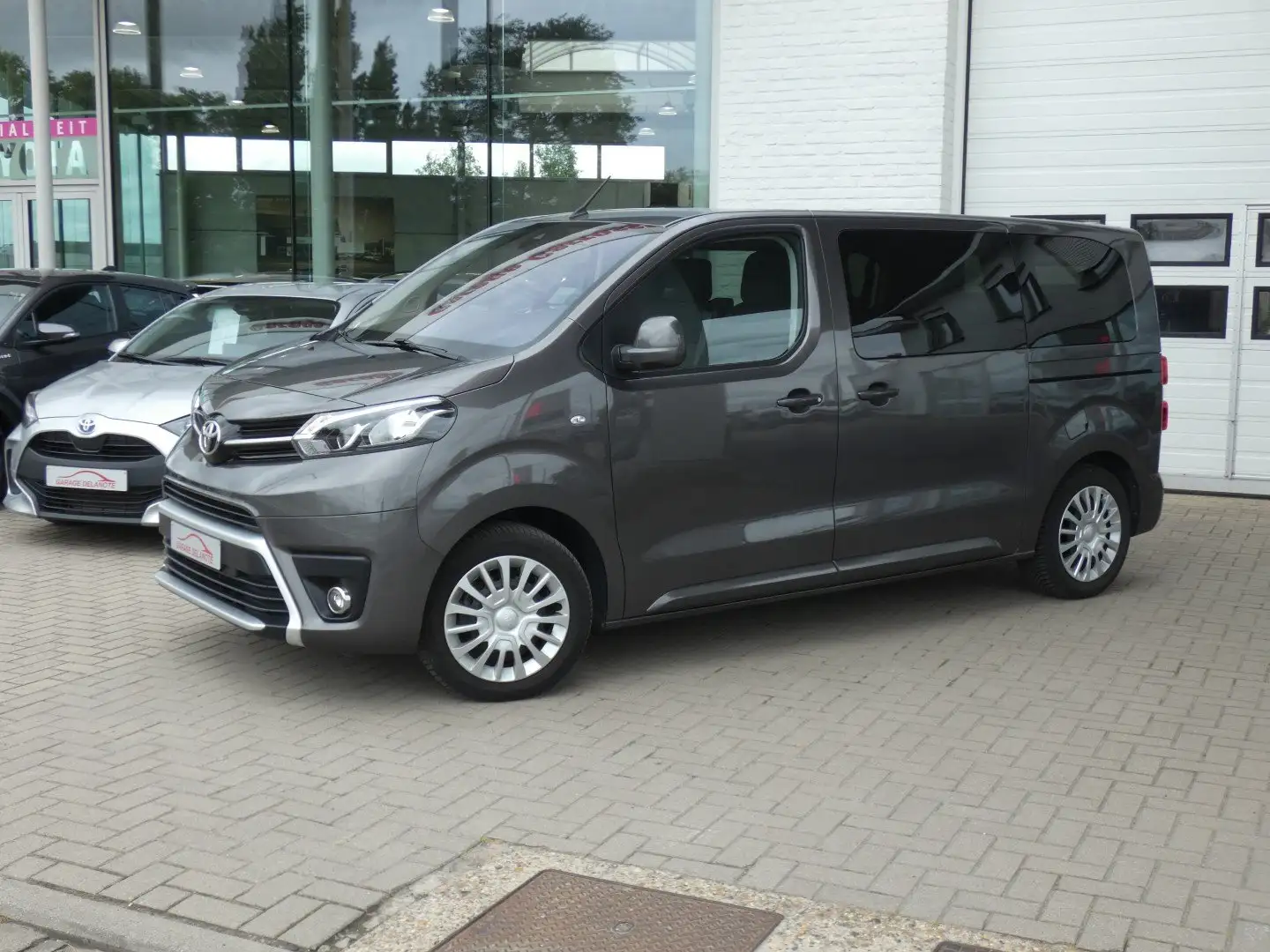 Toyota Proace Verso 2.0D 144pk Shuttle 9PL Trekhaak +Camera +GPS Gris - 1