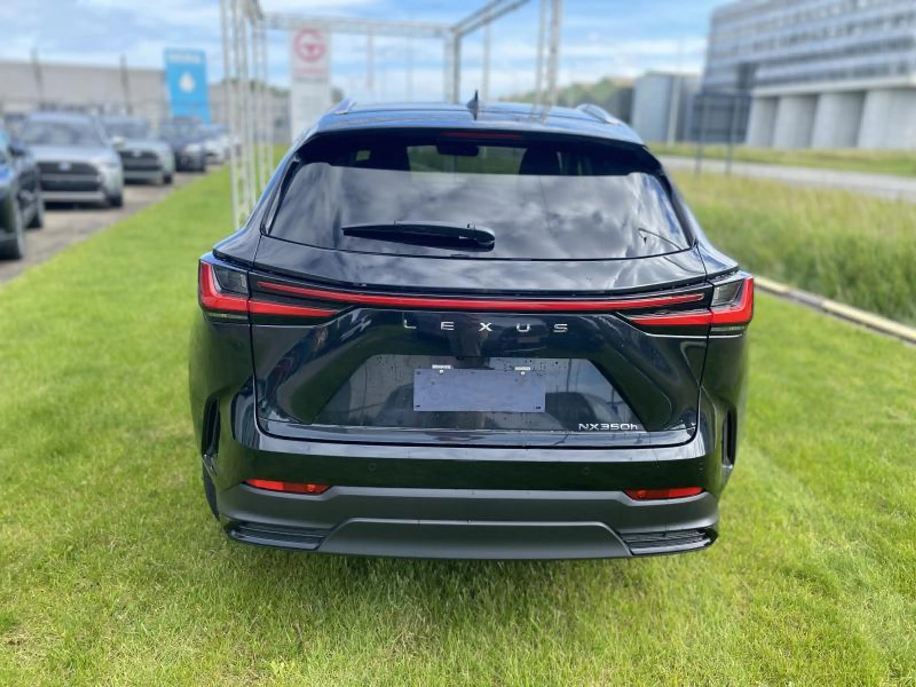 Lexus NX 350h Executive AWD + PANO DAK + HUD — photo 3