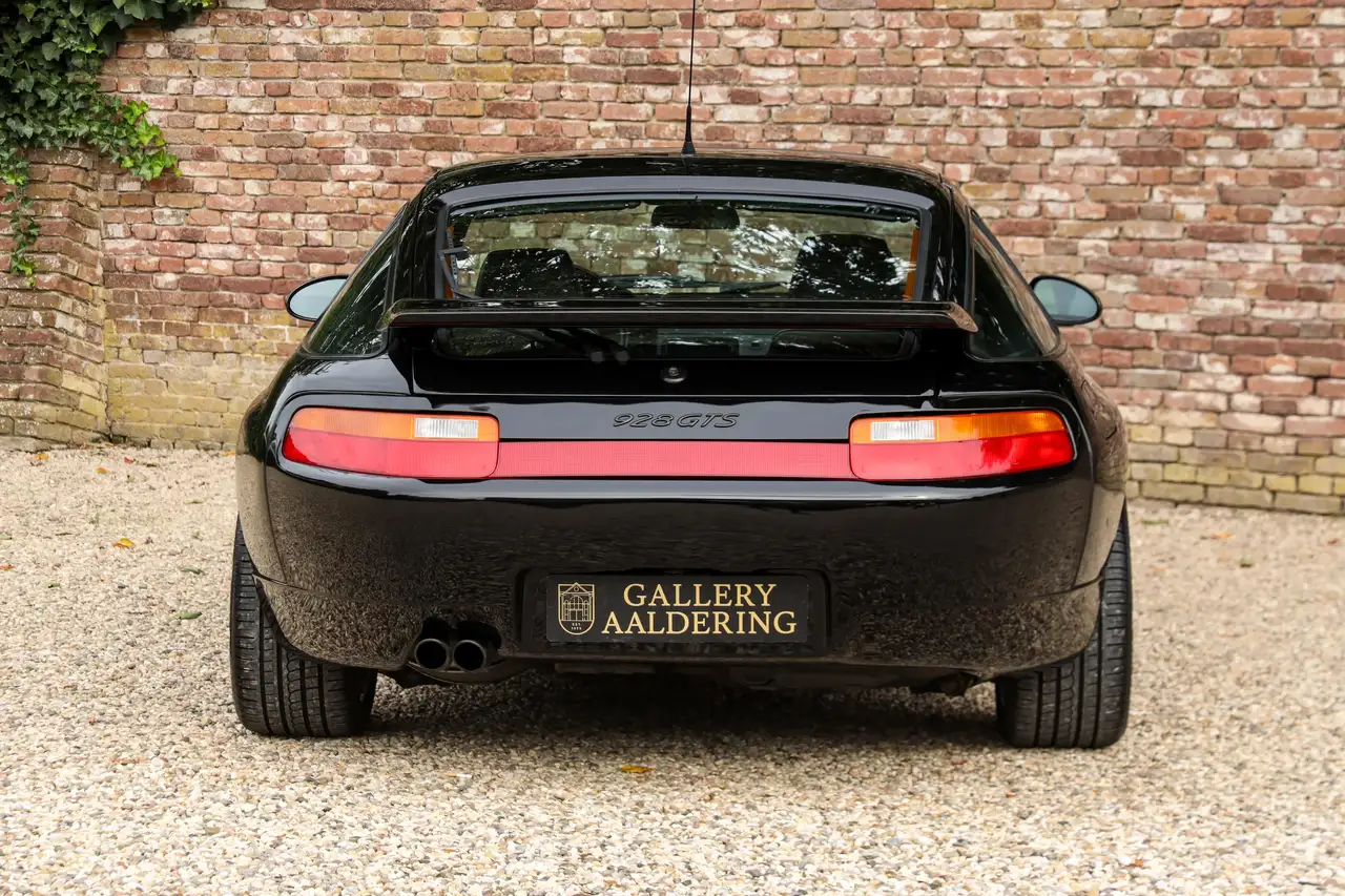 Porsche 928 GTS "Black over black" "Black over black" - Chic c, foto 6