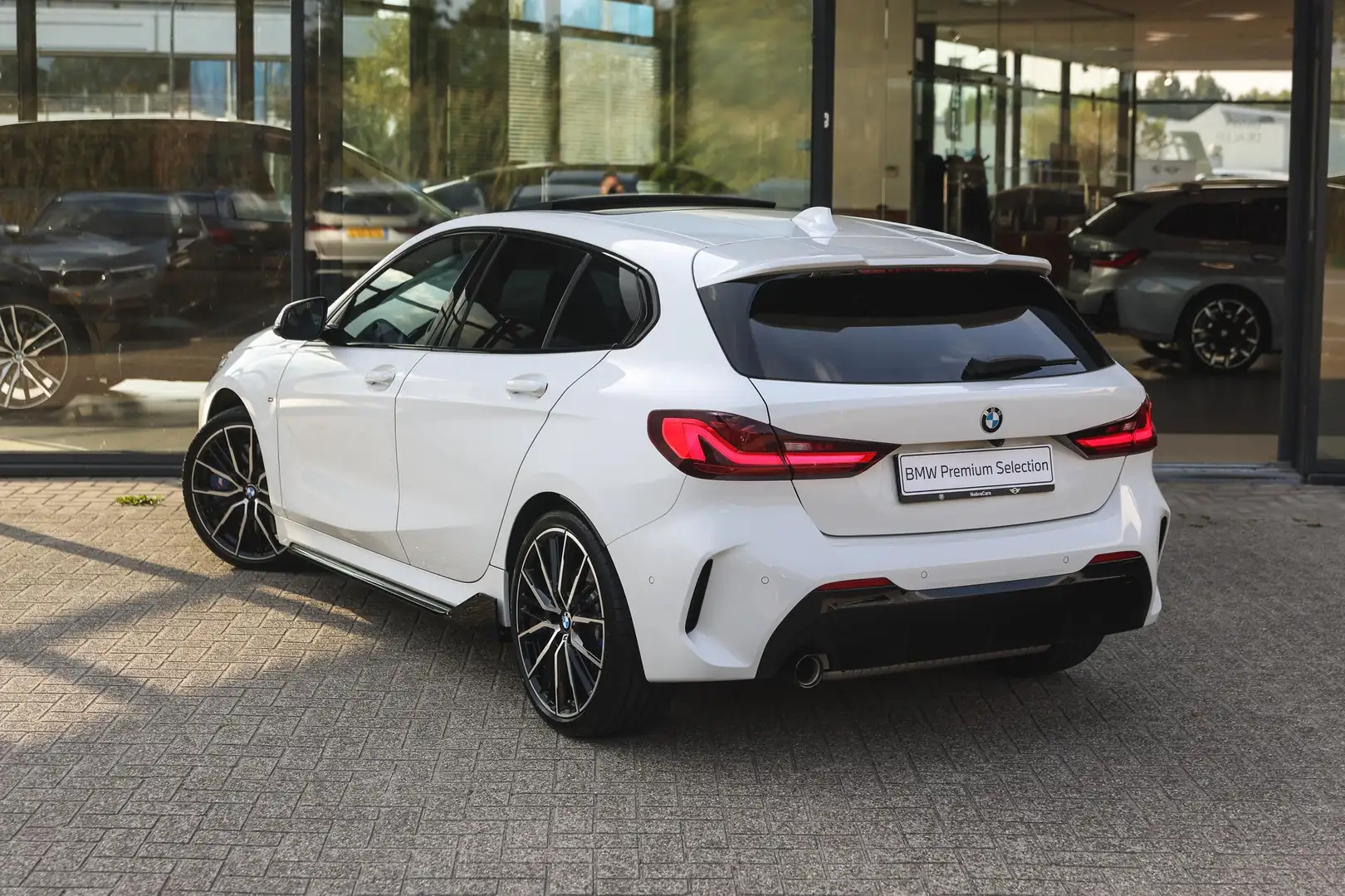 BMW 118 1 Serie 118i High Executive M Sport Automaat / Pan Wit - 2