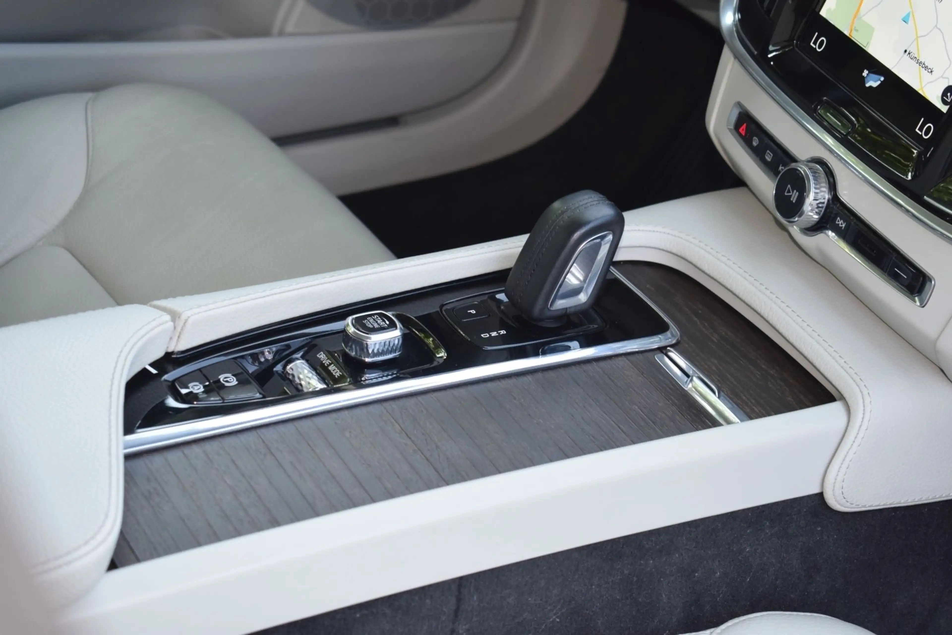 Volvo V90 Cross Country V90 B4 AWD CC PRO/KAMERA/PANORAMA/ANGEBOT 2,4% — photo 13