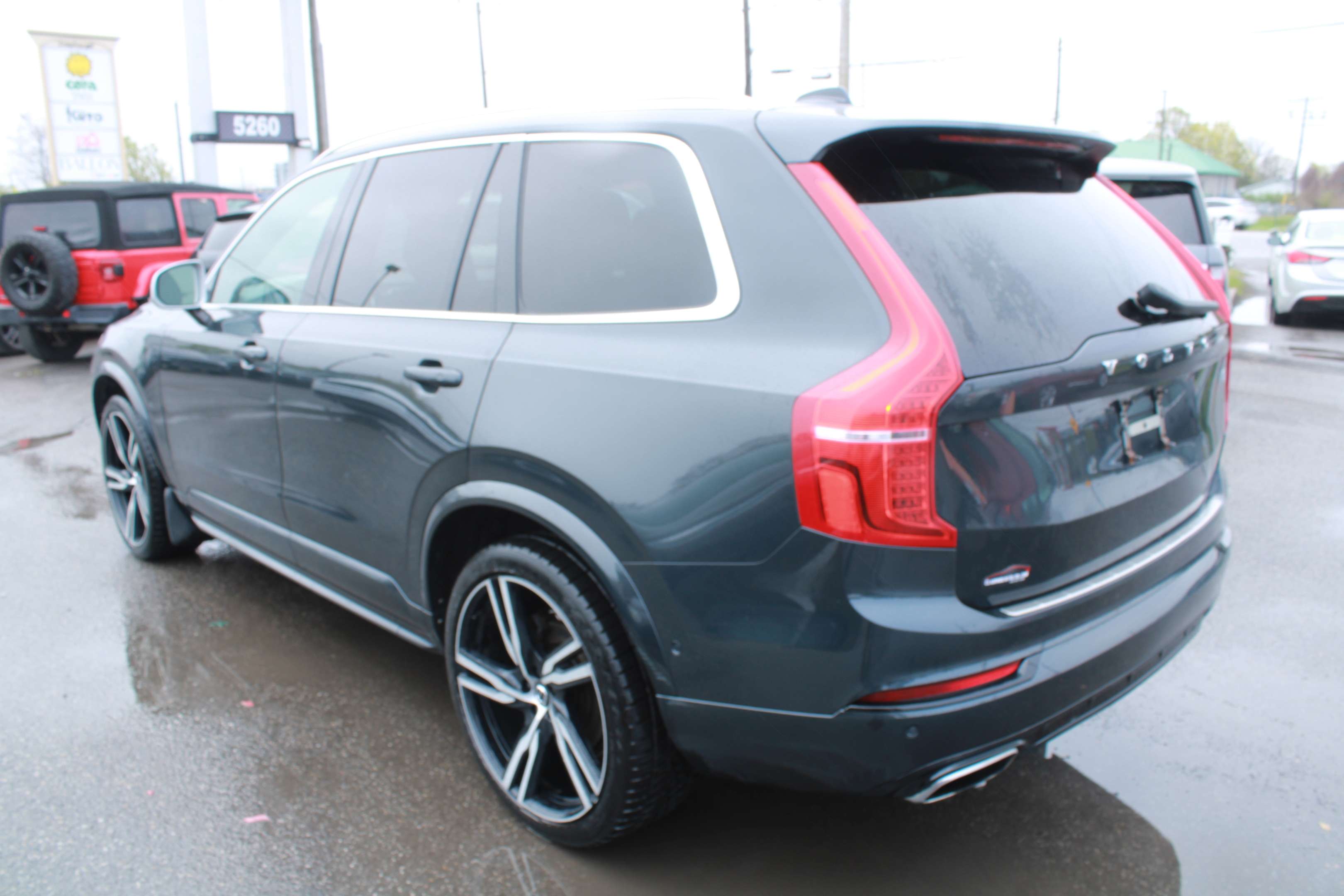 2019 Volvo XC90 T6 AWD R-Design alt 5