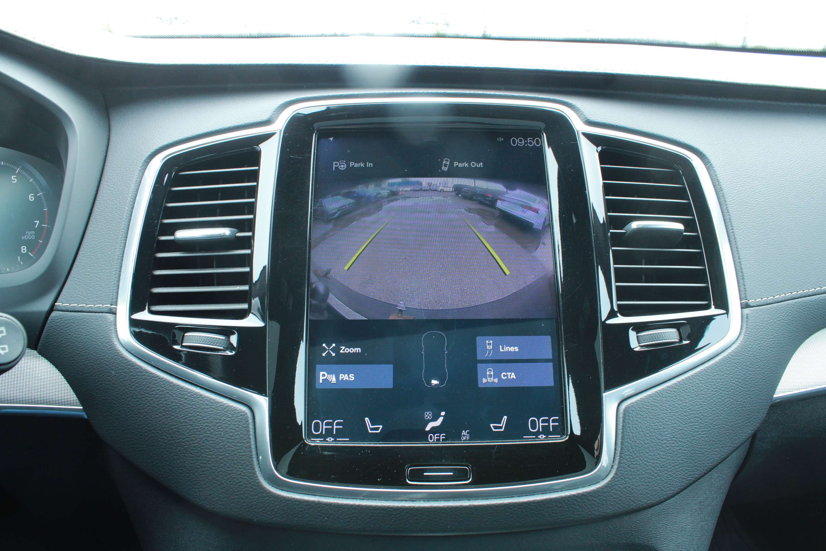 2019 Volvo XC90 T6 AWD R-Design thumb 26