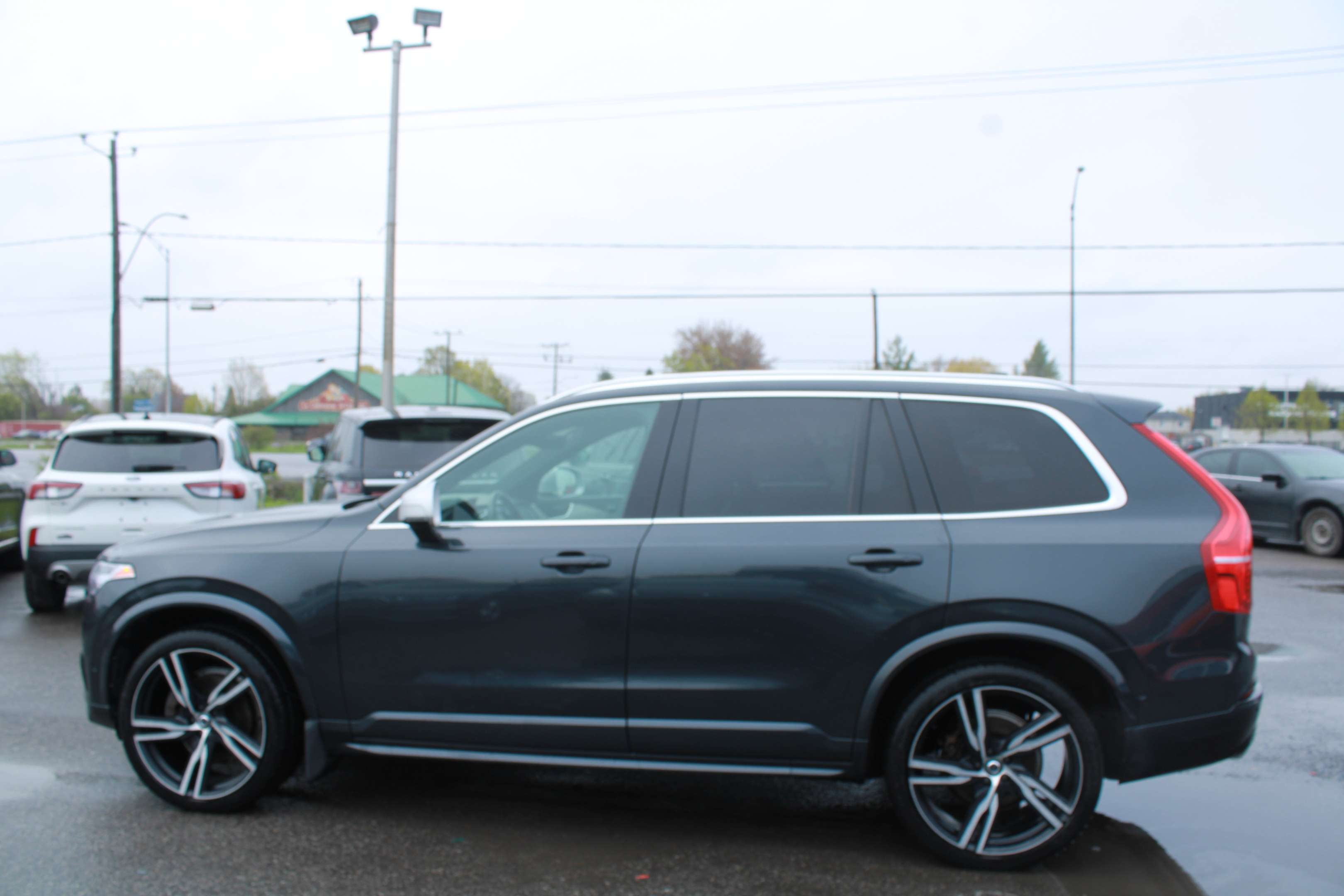 2019 Volvo XC90 T6 AWD R-Design alt 3