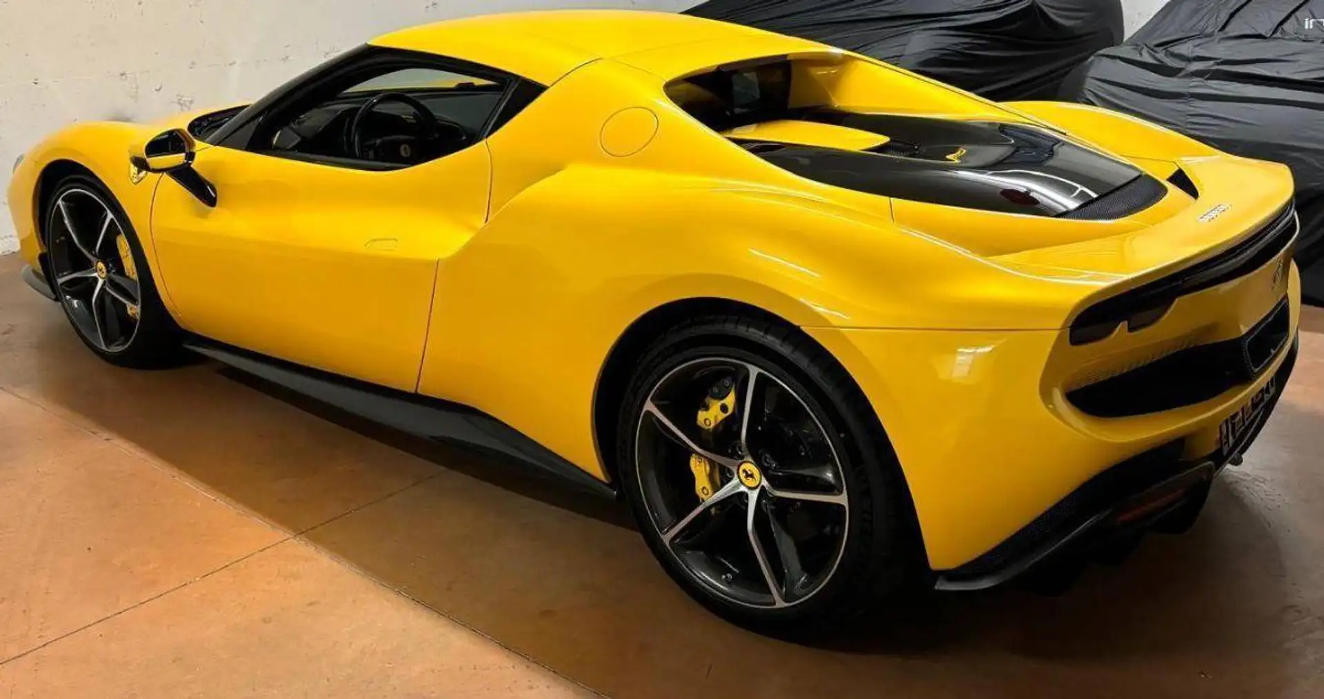 Ferrari 296 GTB Geel - 2