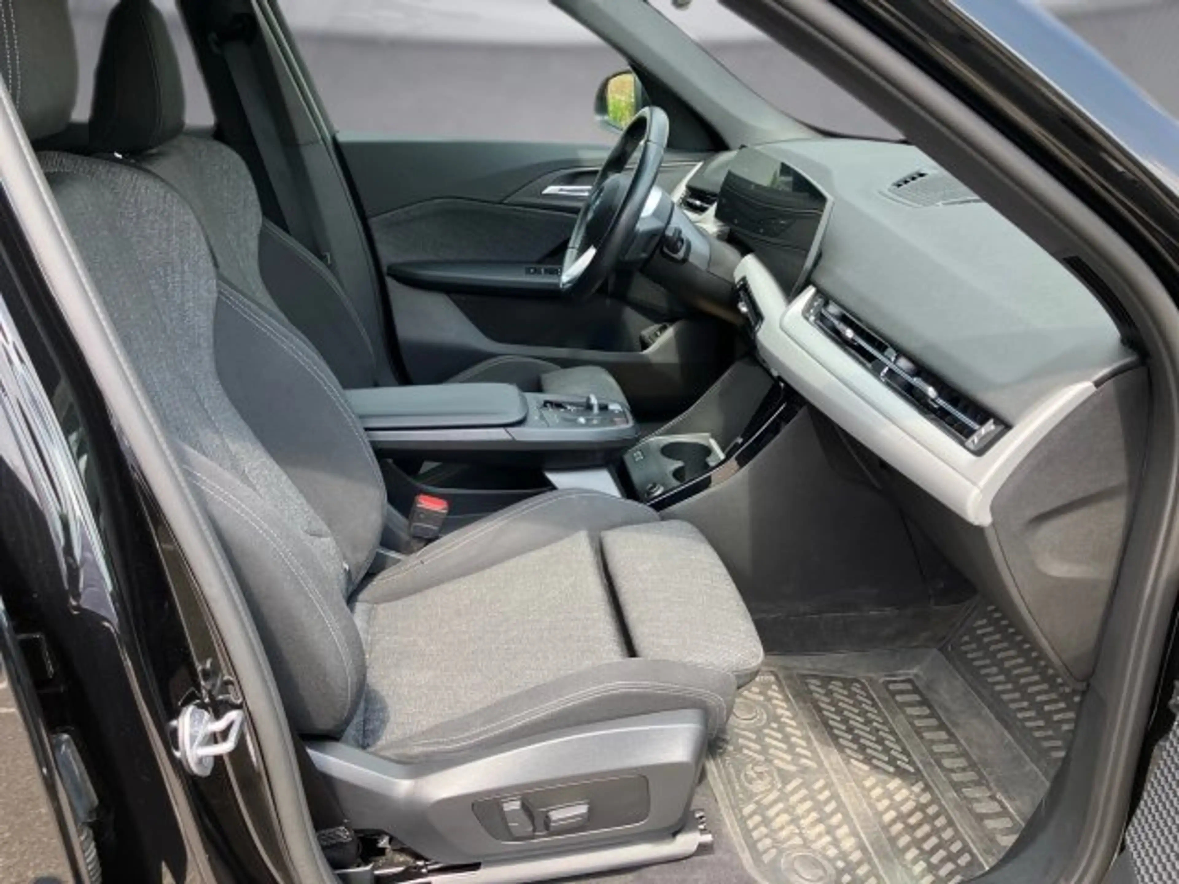 BMW iX1 eDrive20 U11 HB0 — photo 11