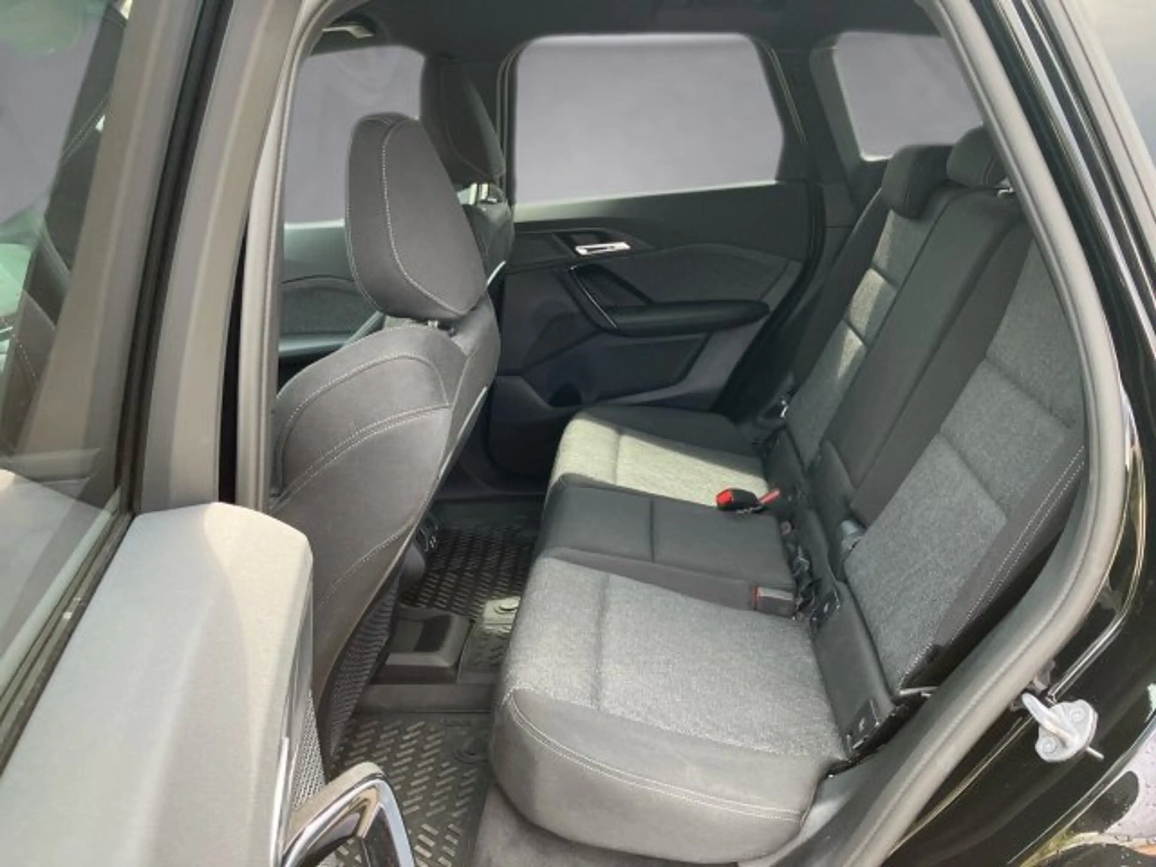 BMW iX1 eDrive20 U11 HB0 — photo 12