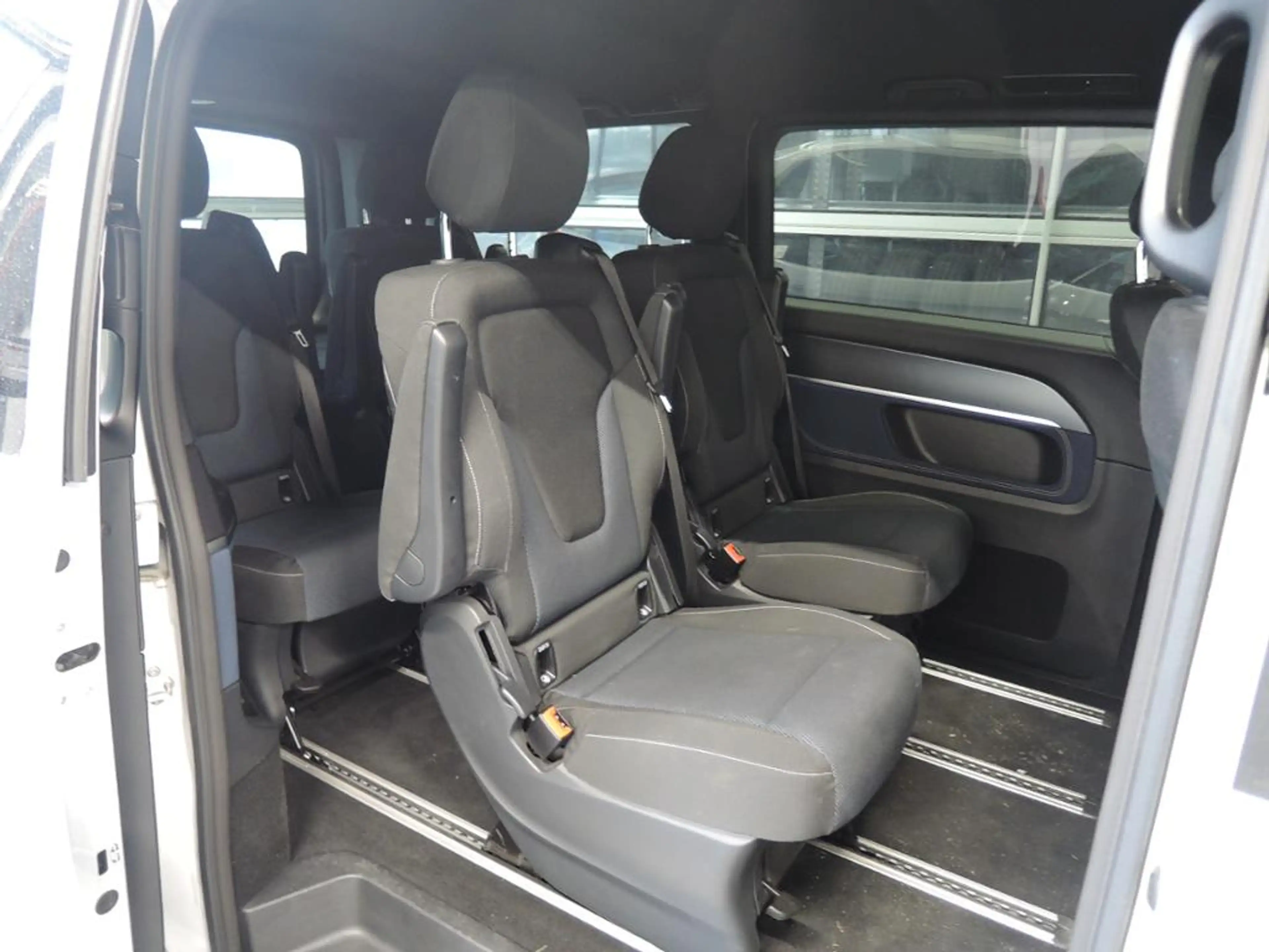 Mercedes-Benz EQV 250 Distronic*Multibeam*MBUX — photo 7