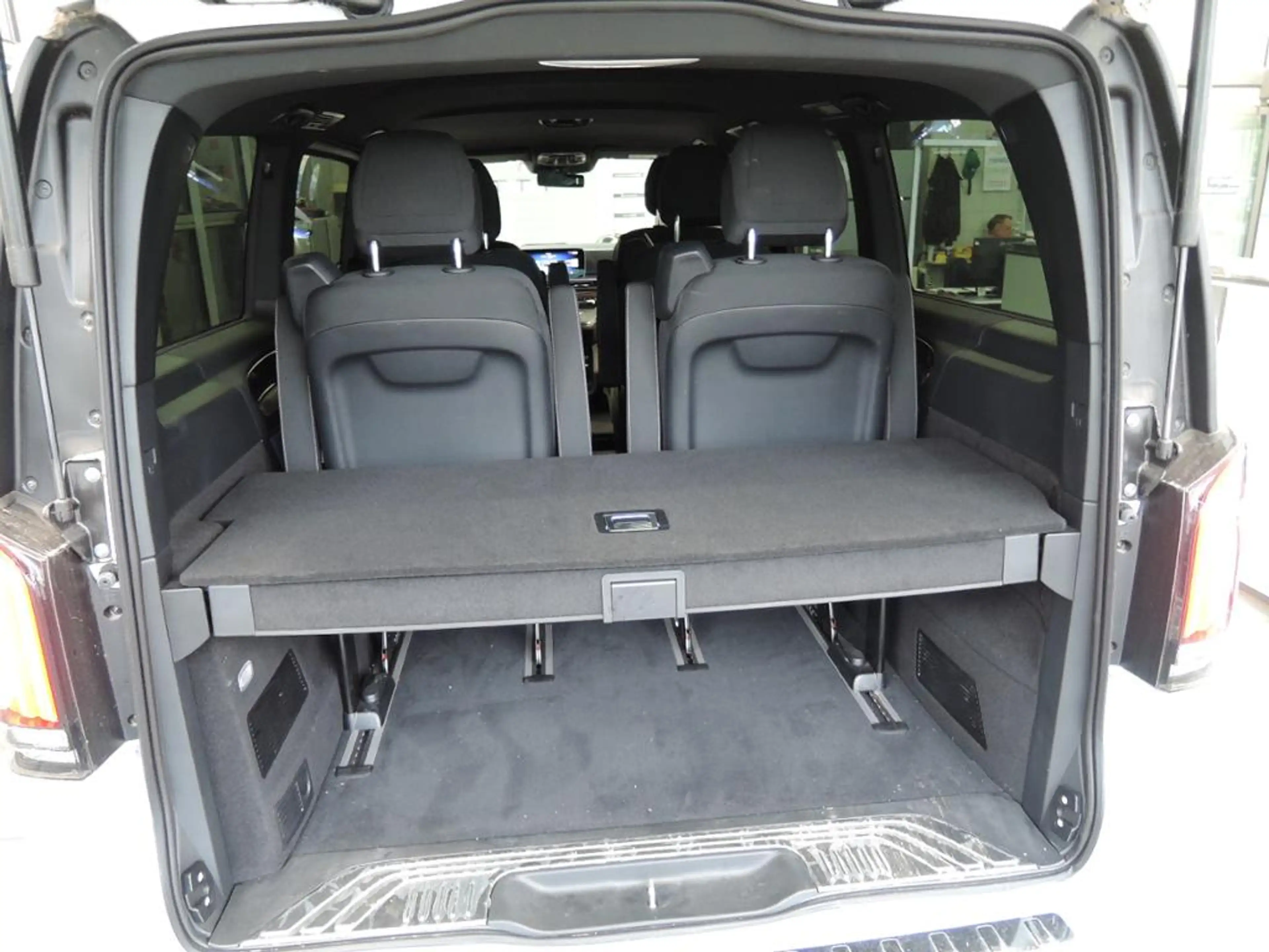 Mercedes-Benz EQV 250 Distronic*Multibeam*MBUX — photo 4