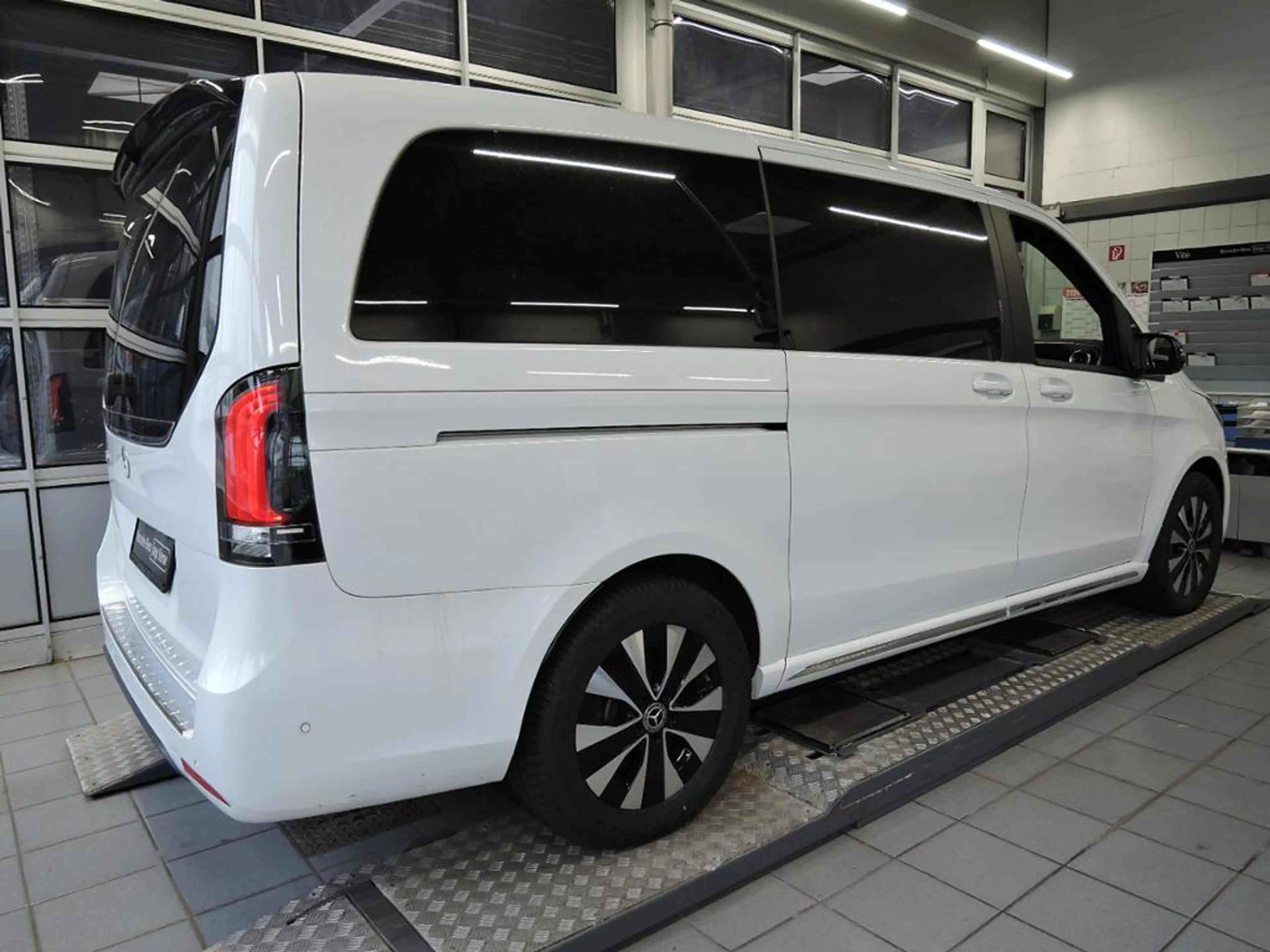 Mercedes-Benz EQV 250 Distronic*Multibeam*MBUX — photo 3