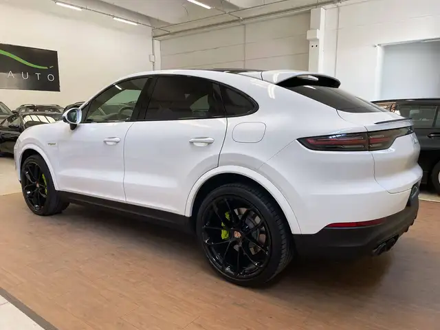 Porsche Cayenne view 3