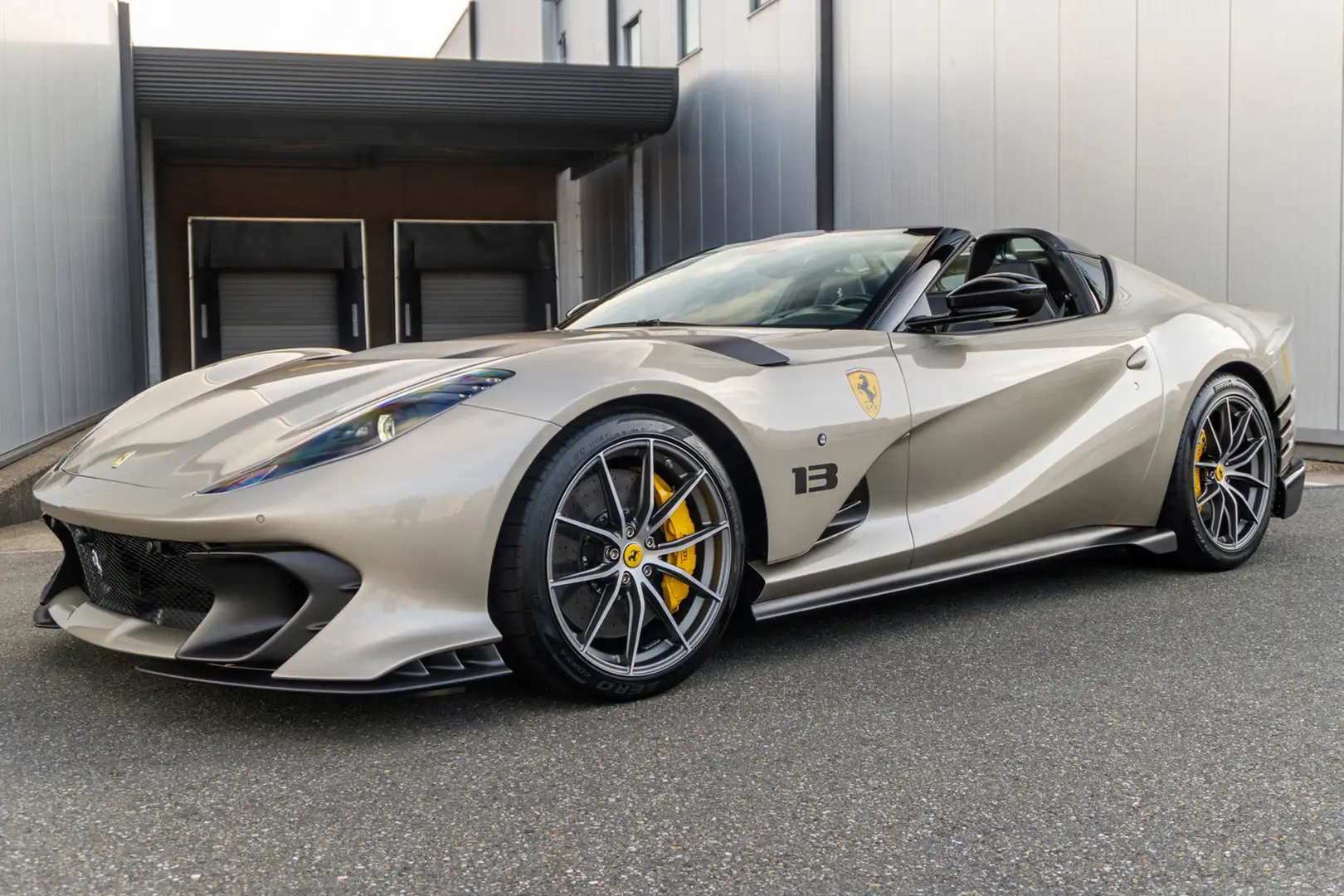 Ferrari 812 Competizione Aperta - Grigio Ingrid - Tailor Made Grijs - 1