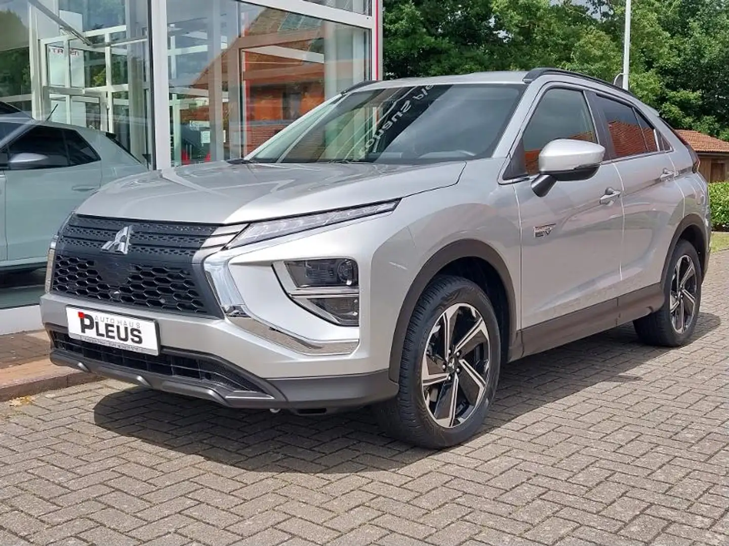 Mitsubishi Eclipse Cross Plug-in Hybrid BASIS 2.4 MIVEC 4WD Silber - 2
