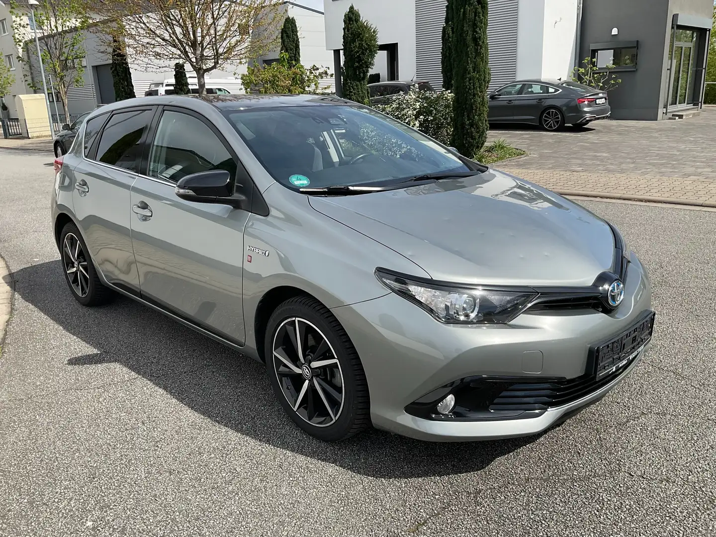 Toyota Auris 1.8 VVT-i Hybrid Automatik  Kfz hat Hagelschaden Grau - 2