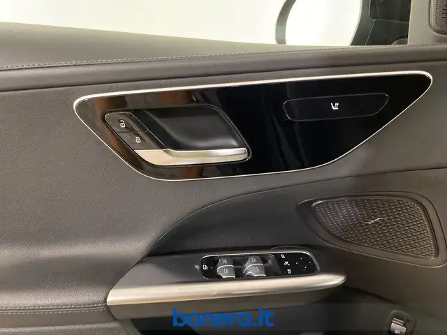 Mercedes-Benz C-Class view 19