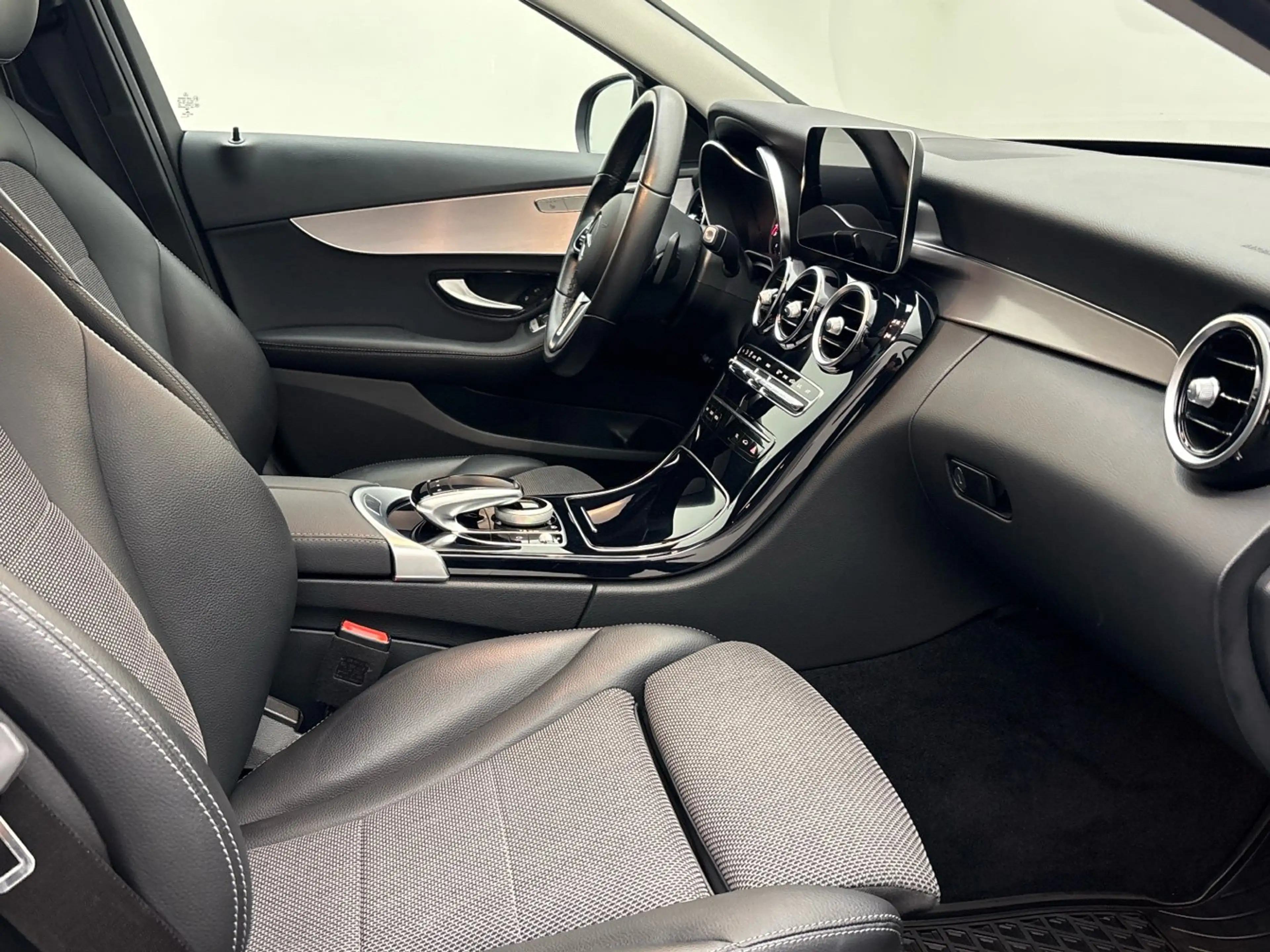 Mercedes-Benz C 220 d T Avantgarde Pano Multibeam CarPlay AHK — photo 13