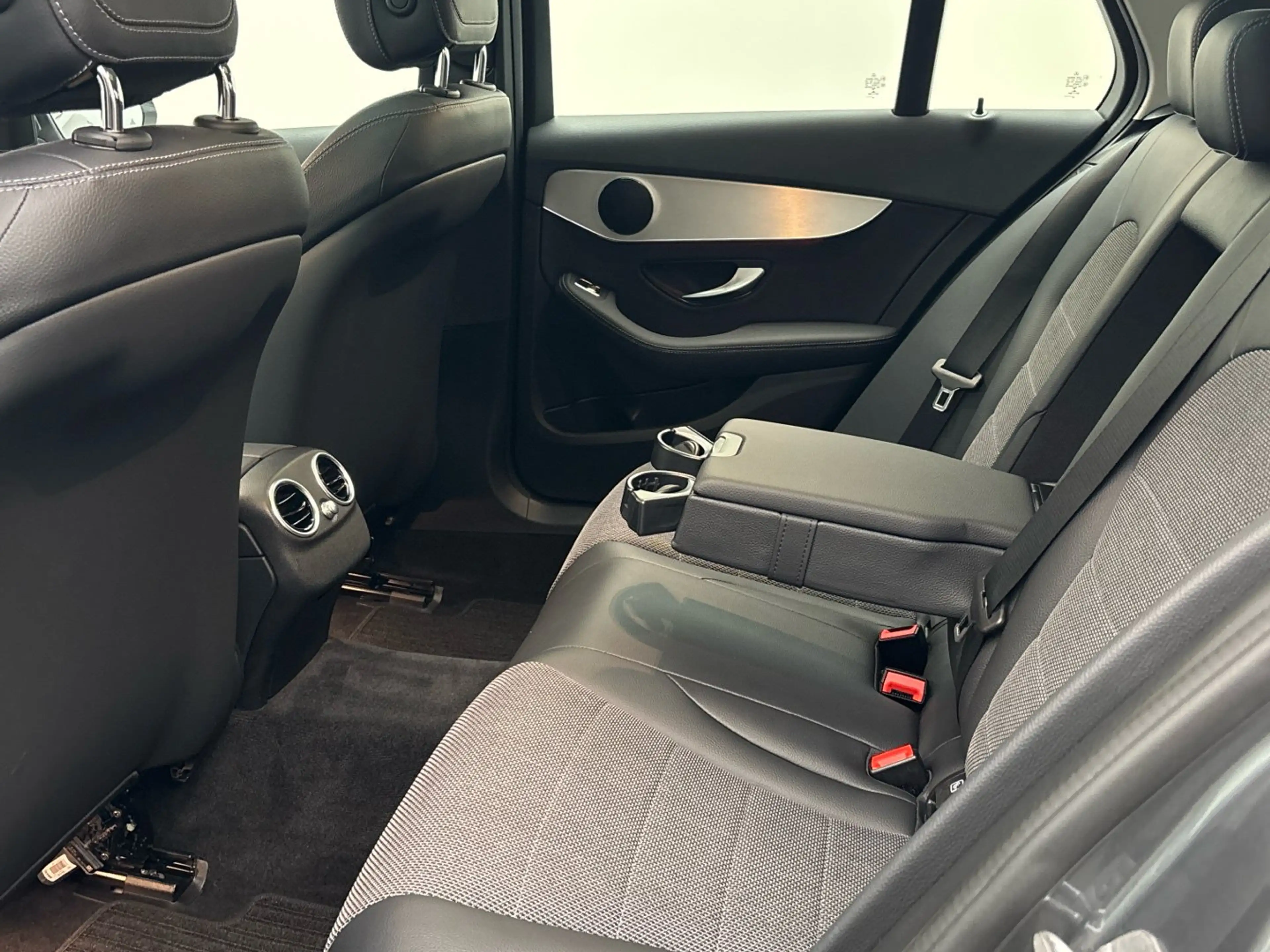 Mercedes-Benz C 220 d T Avantgarde Pano Multibeam CarPlay AHK — photo 14