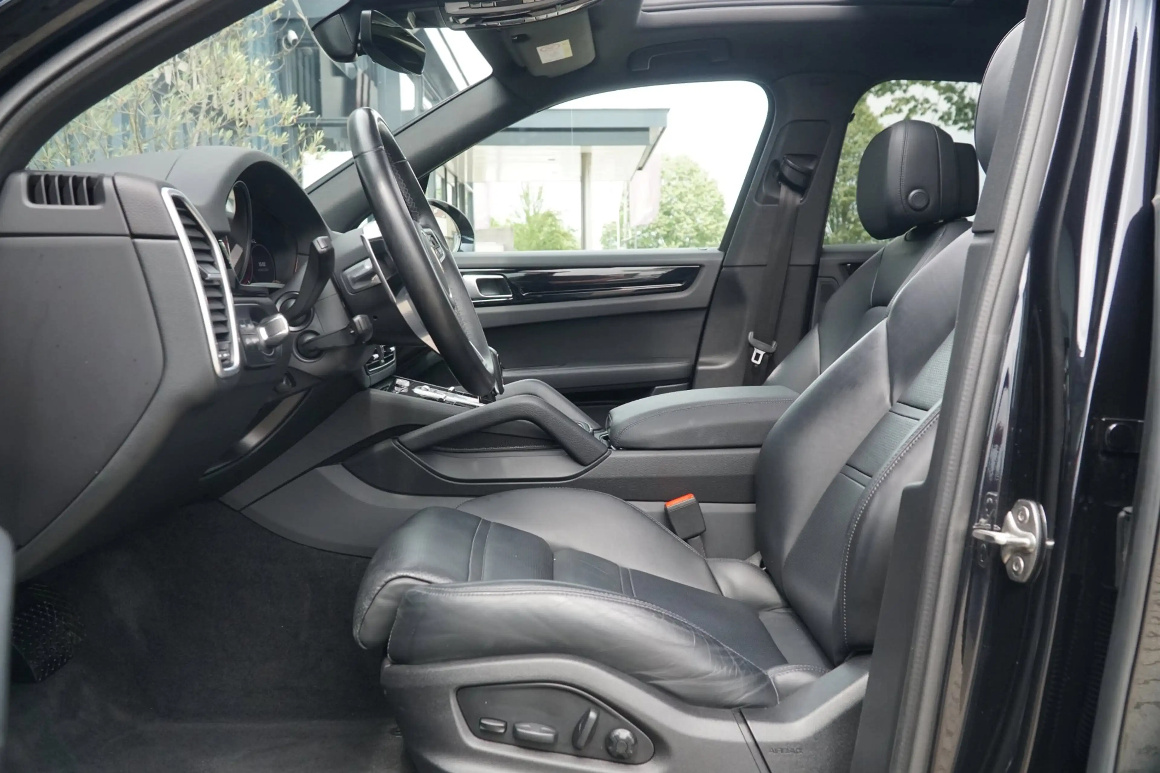 Porsche Cayenne 3.0 E-Hybrid PANO|TREKHAAK|LUCHTVERING — photo 18