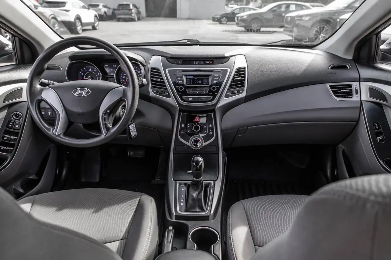Hyundai ELANTRA fotografie Hyundai ELANTRA