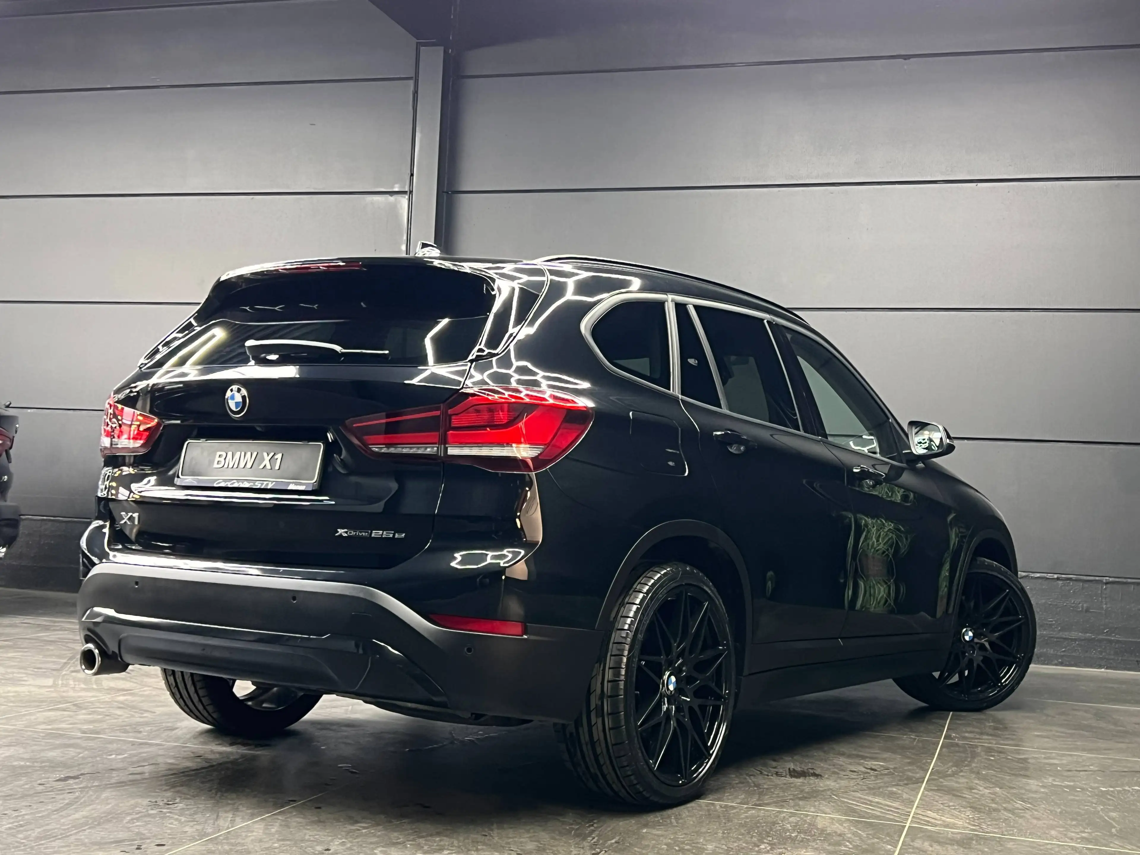 BMW X1 xDrive25e Hybrid / All black / Head up / Camera / LED / 2022 — photo 6