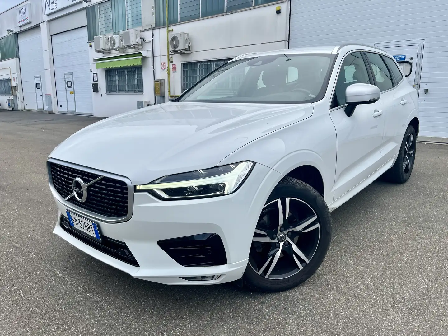 Volvo XC60 2.0d R-design 4x4 cinghia e tagliando appena fatti - 1